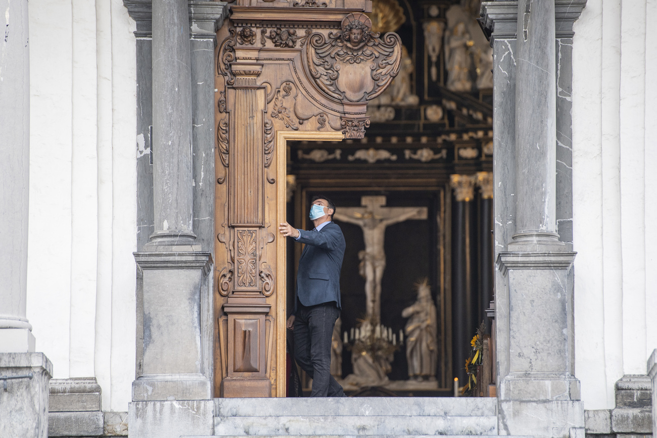 L entrée d une église
