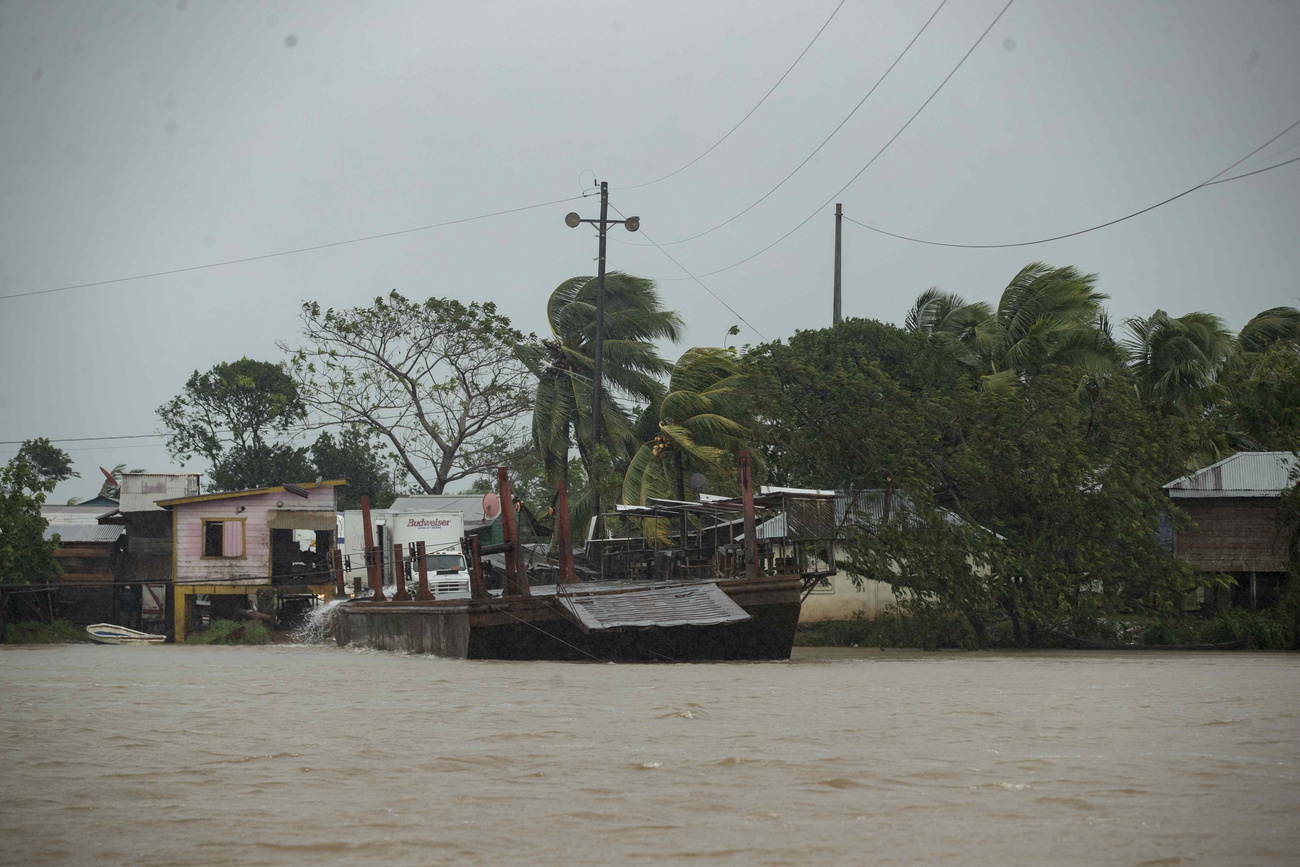 Río y embarcación durante la tormenta