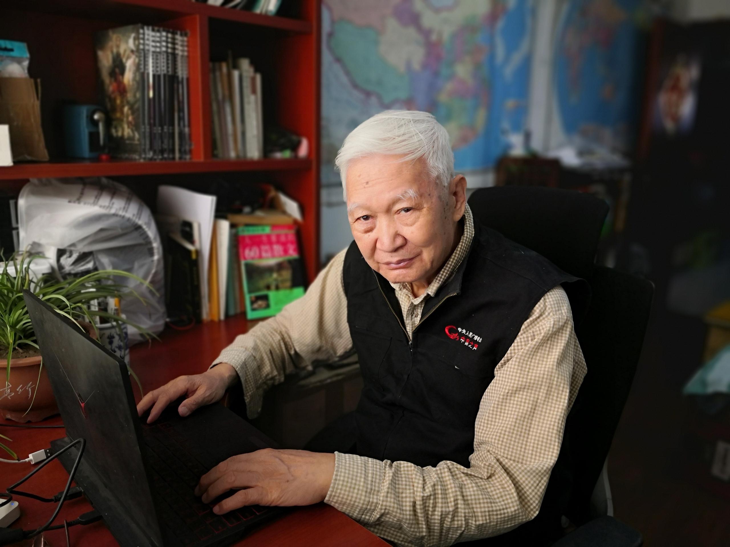 高先生坐在电脑边上