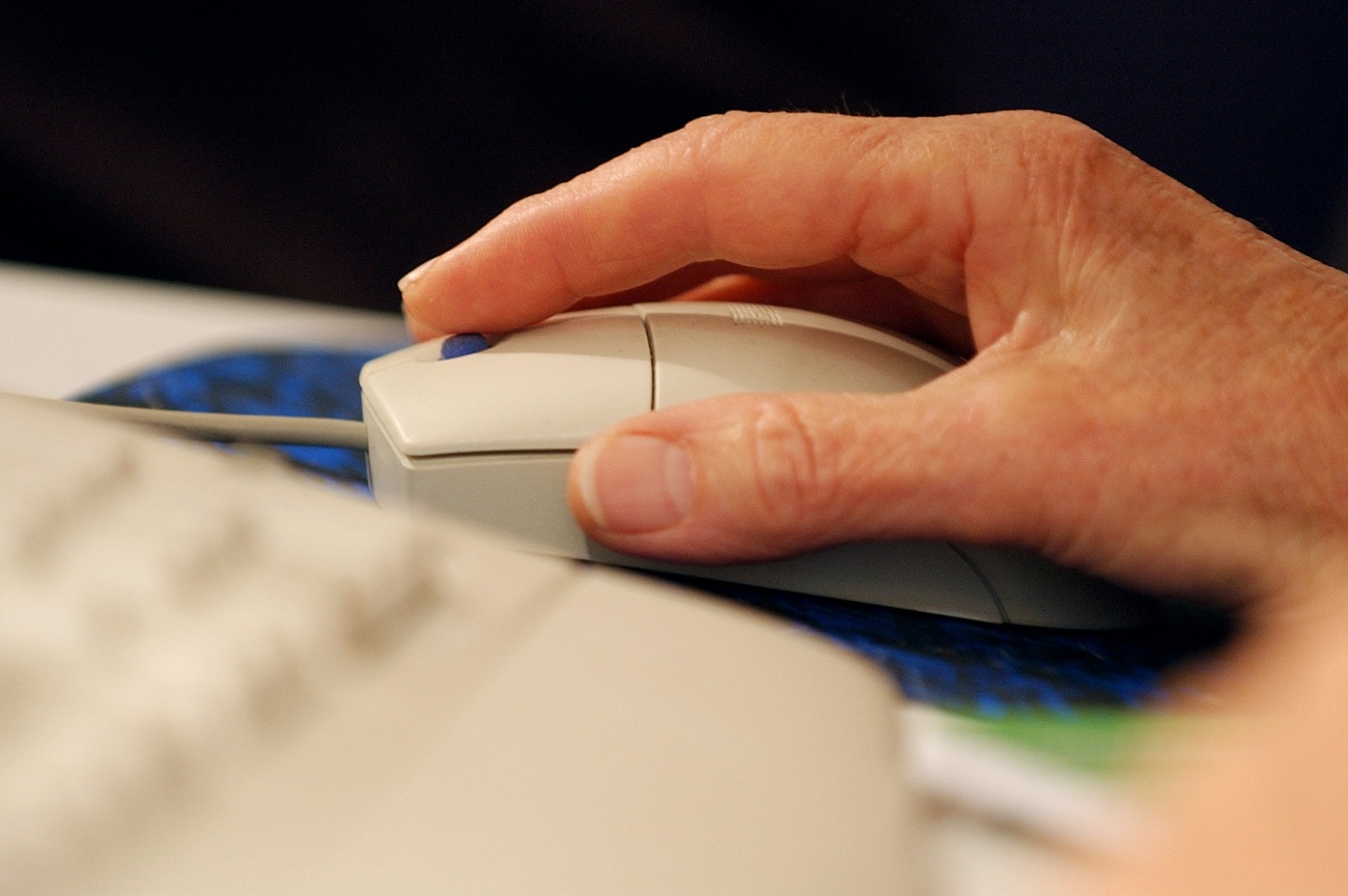 Alte Hand an Computermaus