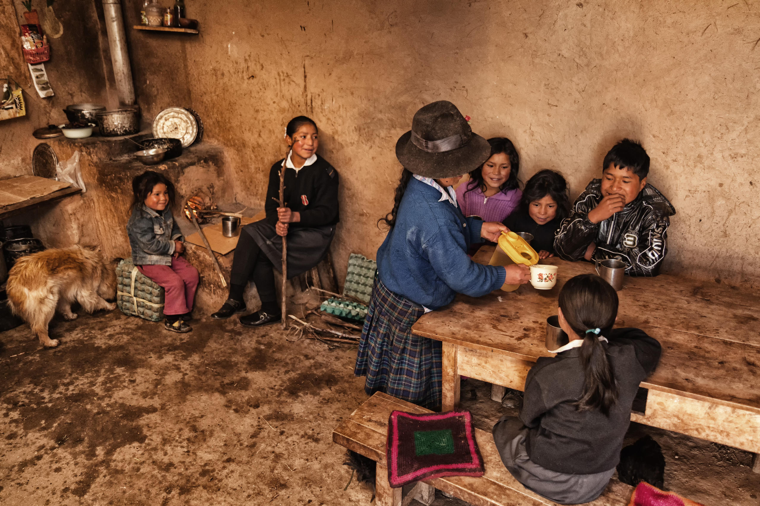 Mujeres y niños peruanos en casa