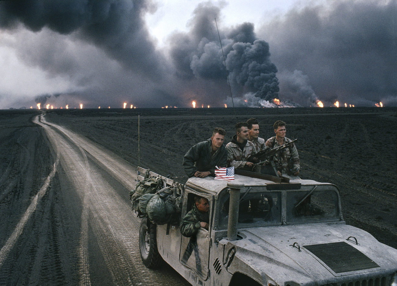 Kuwait, 1991. campos de petróleo em chamas, Marines americanos em primeiro plano.
