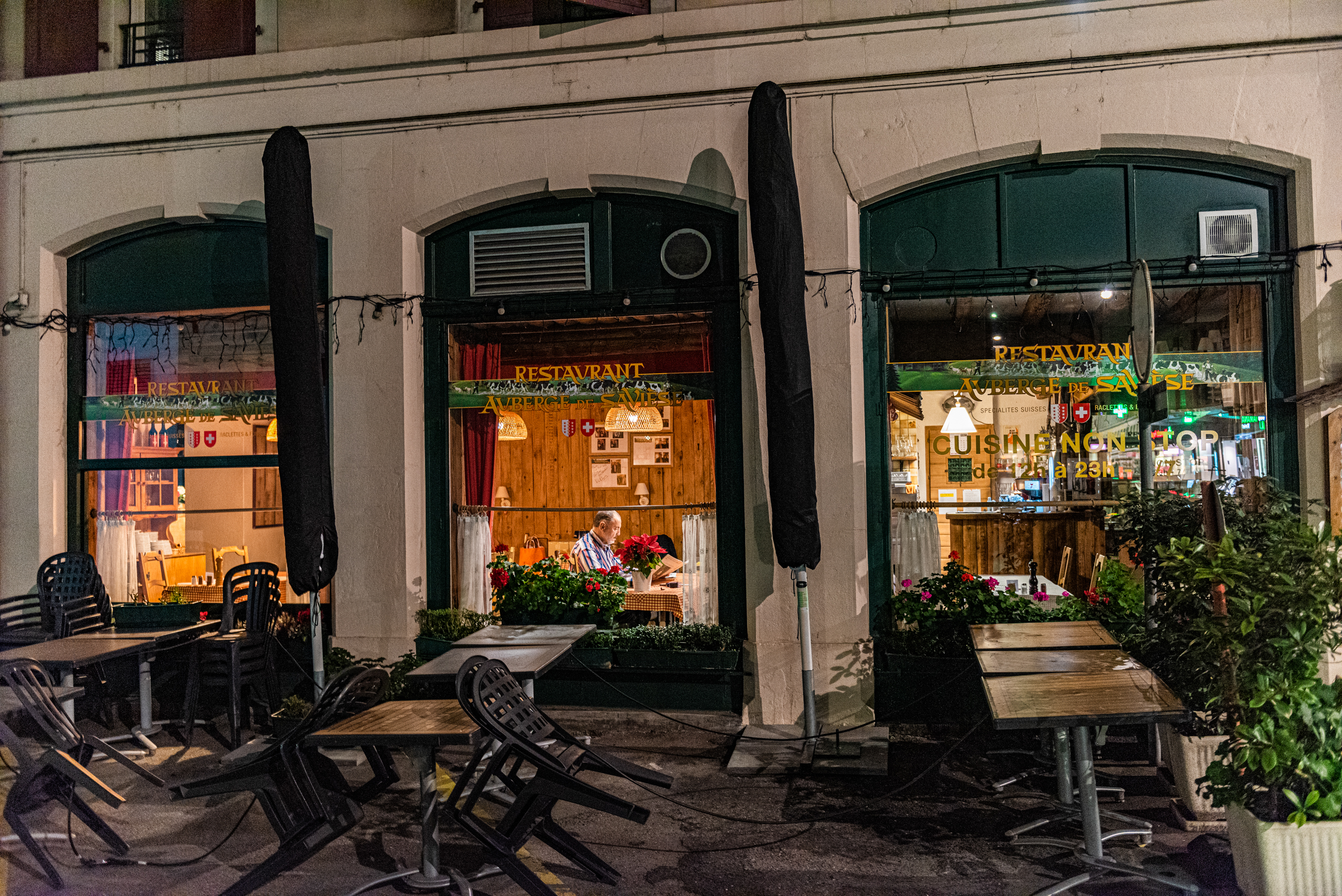 uomo da solo in un ristorante vuoto