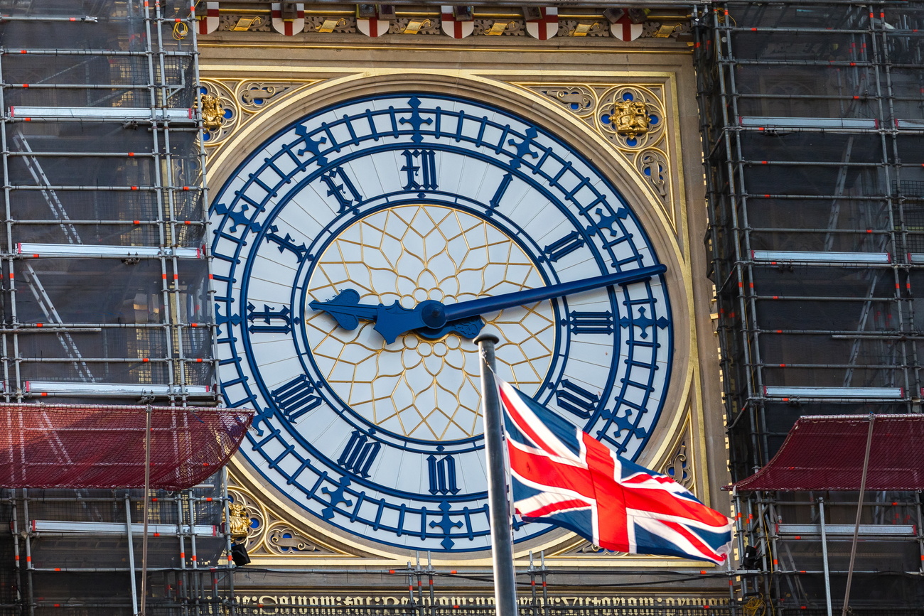 L orologio del Big Ben con davanti la bandiera britannica.