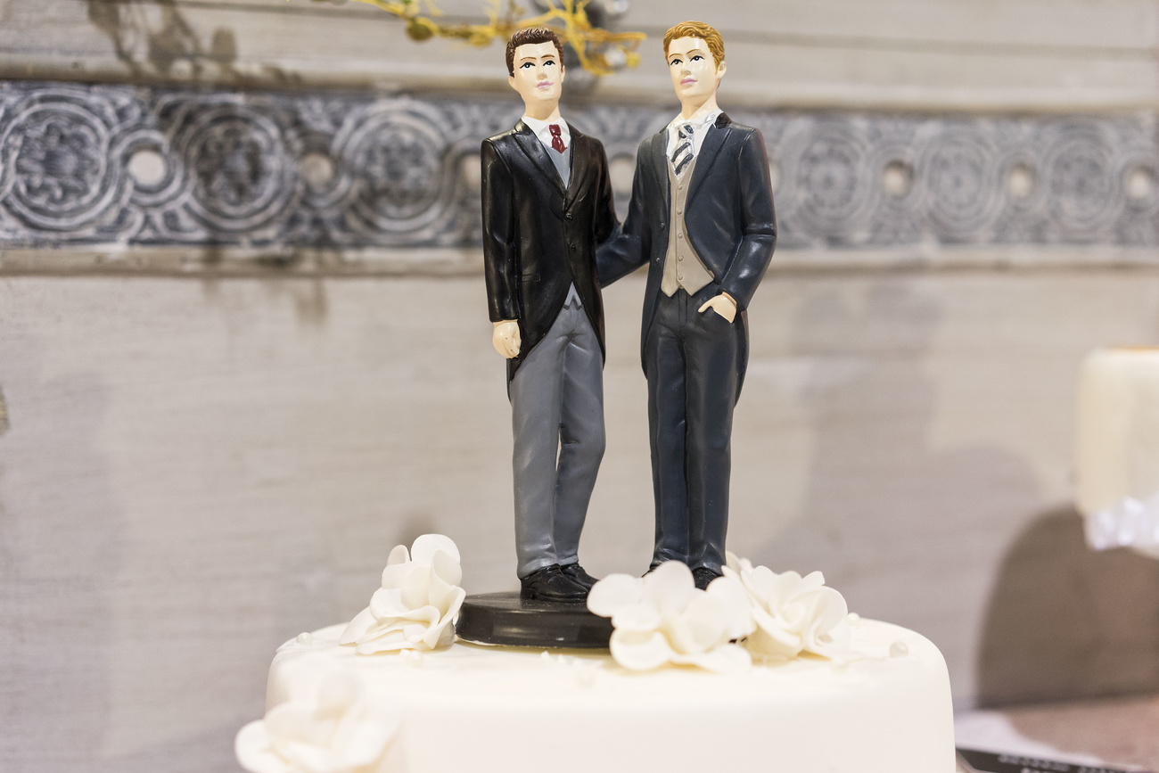 Dos figurillas masculinas en pastel de boda