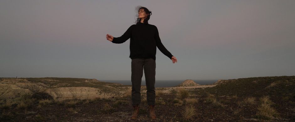 Mujer en medio del desierto