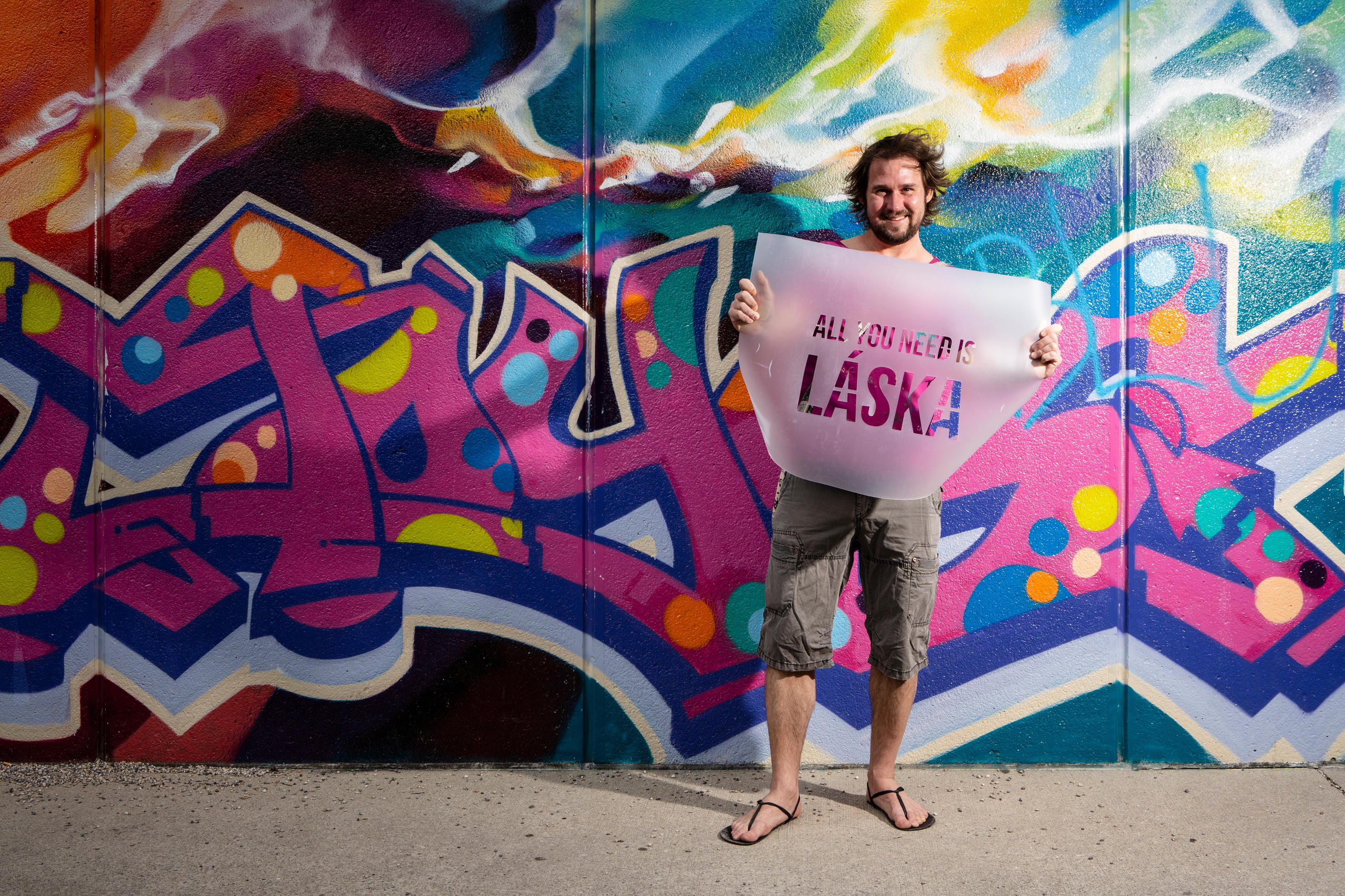 Jeune homme devant un graffiti