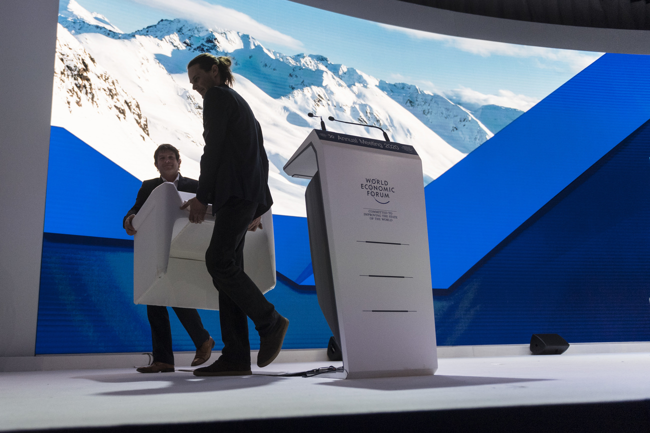 Due addetti smobilitano gli arredi al termine del Wef