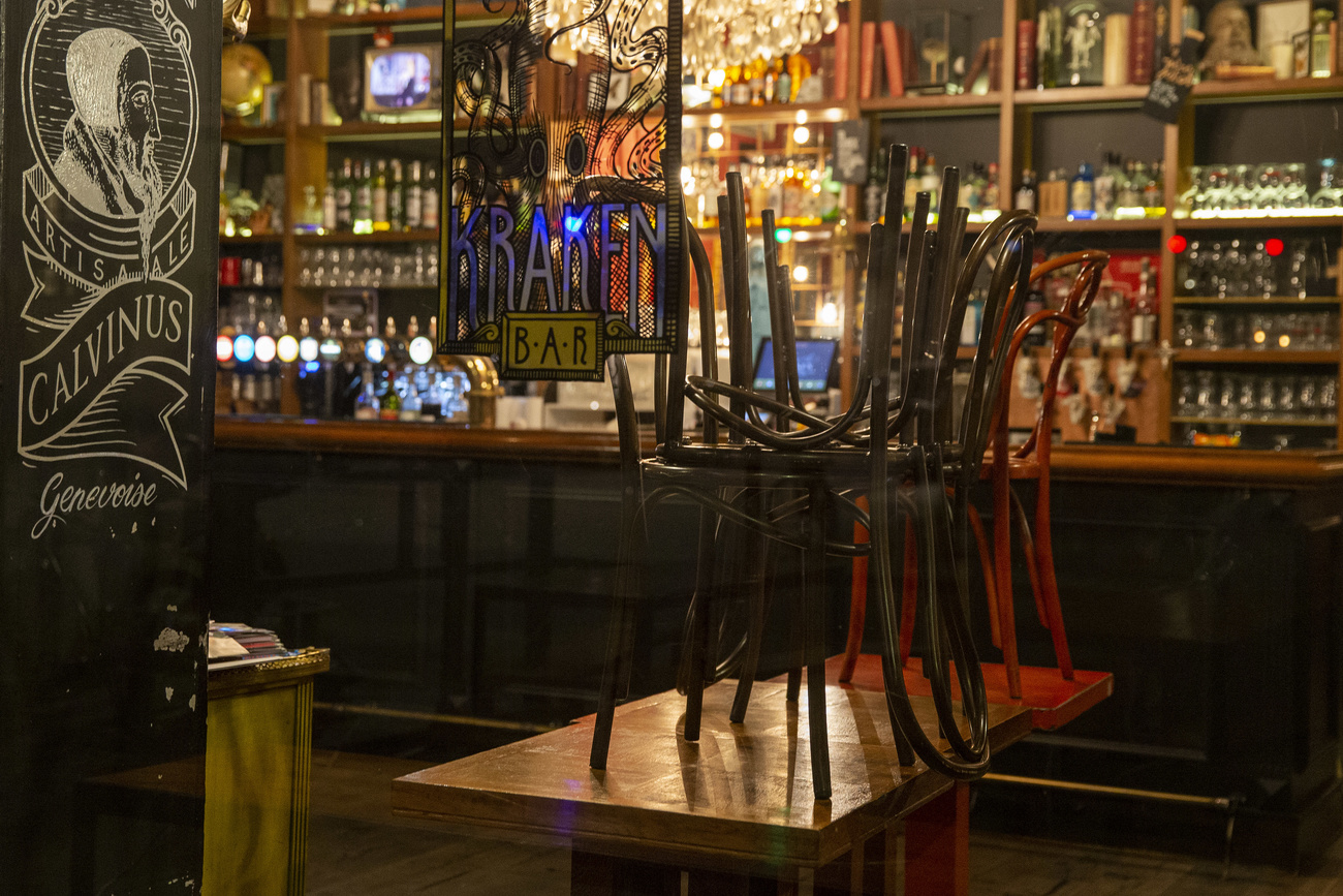 Un bar di Ginevra chiuso durante la prima ondata. Da mercoledì si richiude nuovamente.