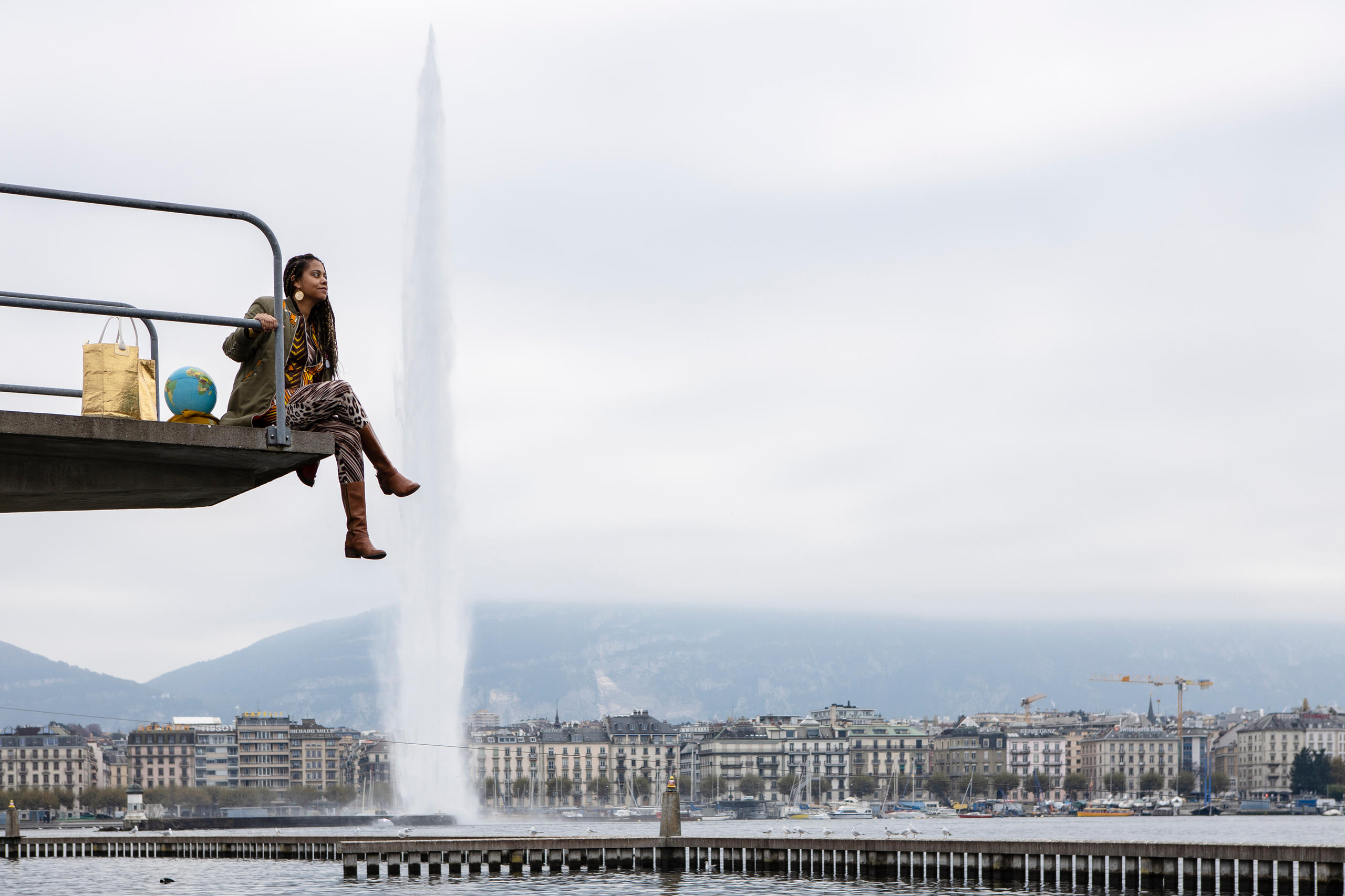 Femme assise sur une tour de saut au lac