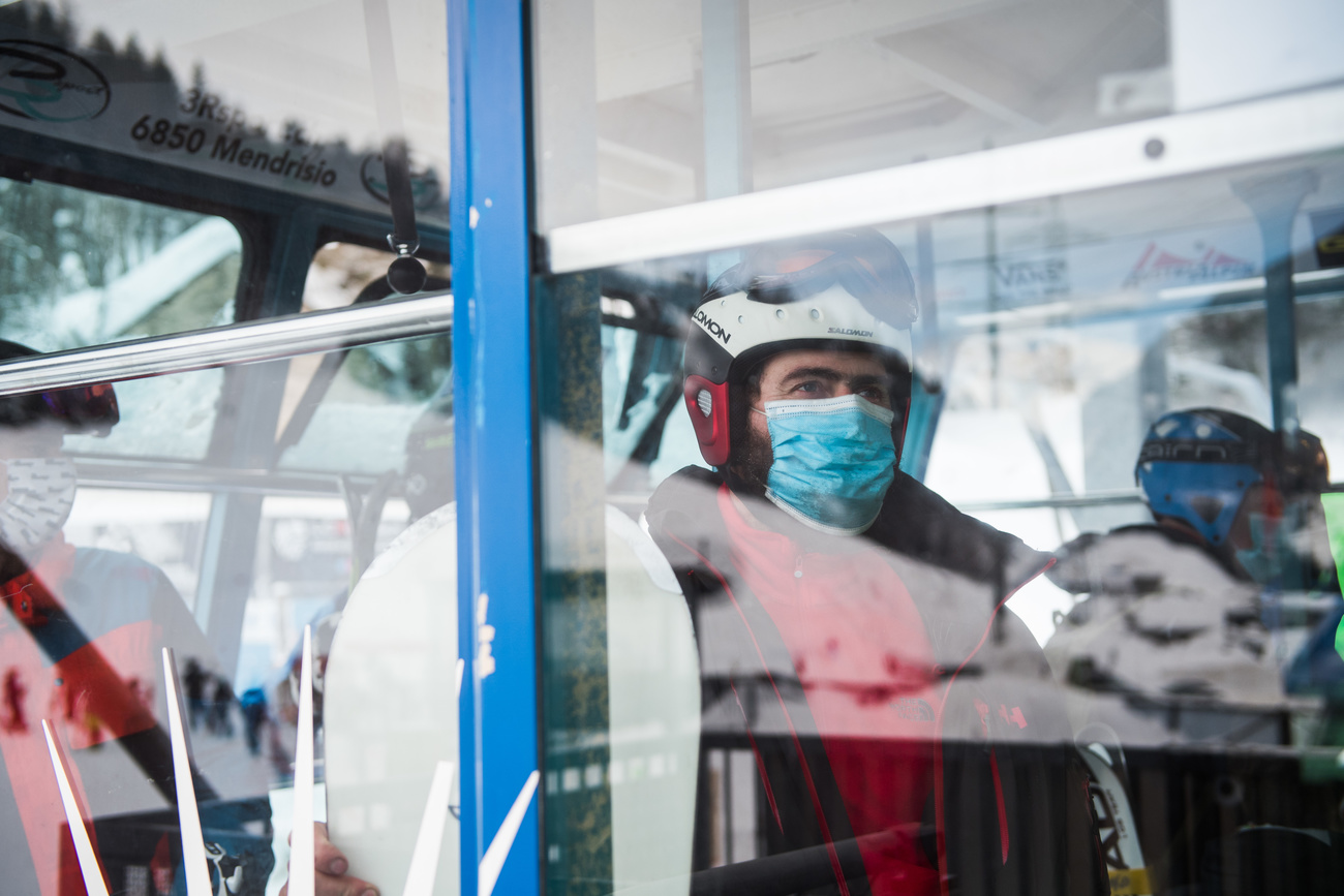 Mann mit Maske in Gondel
