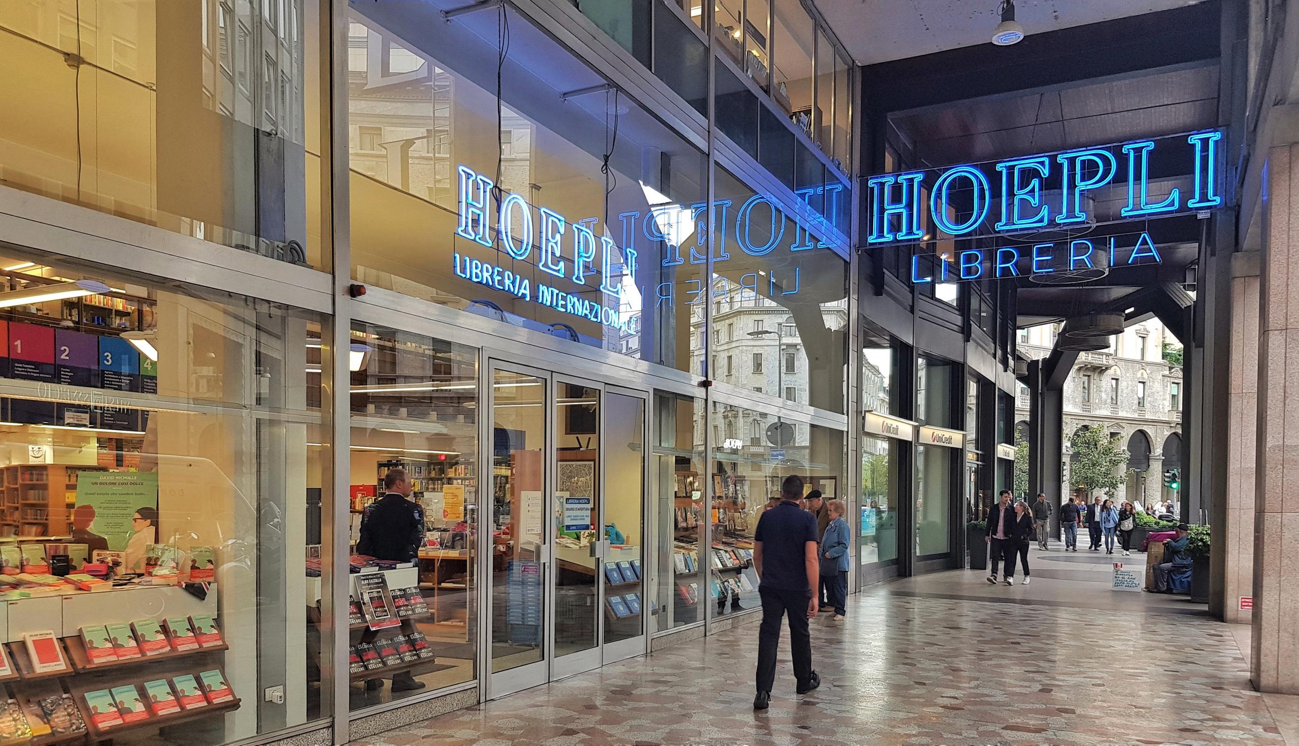 esterno della libreria hoepli