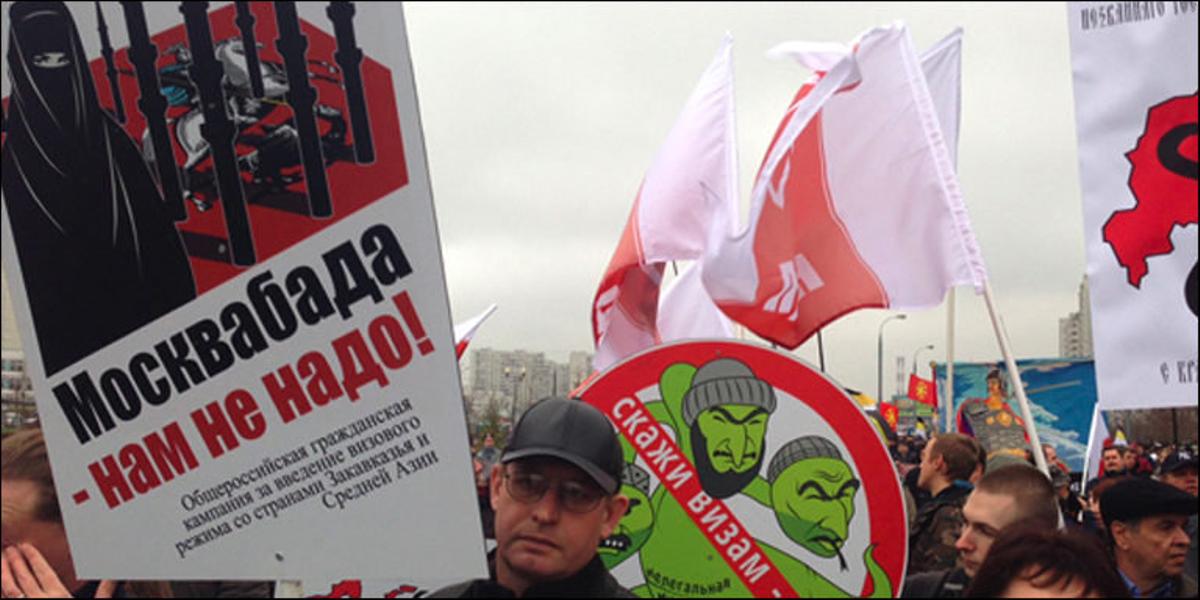 manifestanti con cartelloni anti minareti