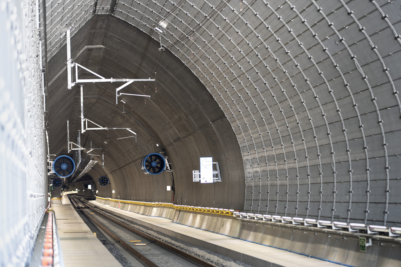 Imbocco di un traforo ferroviario; si vedono bene i binari, le installazioni elettriche e di ventilazione