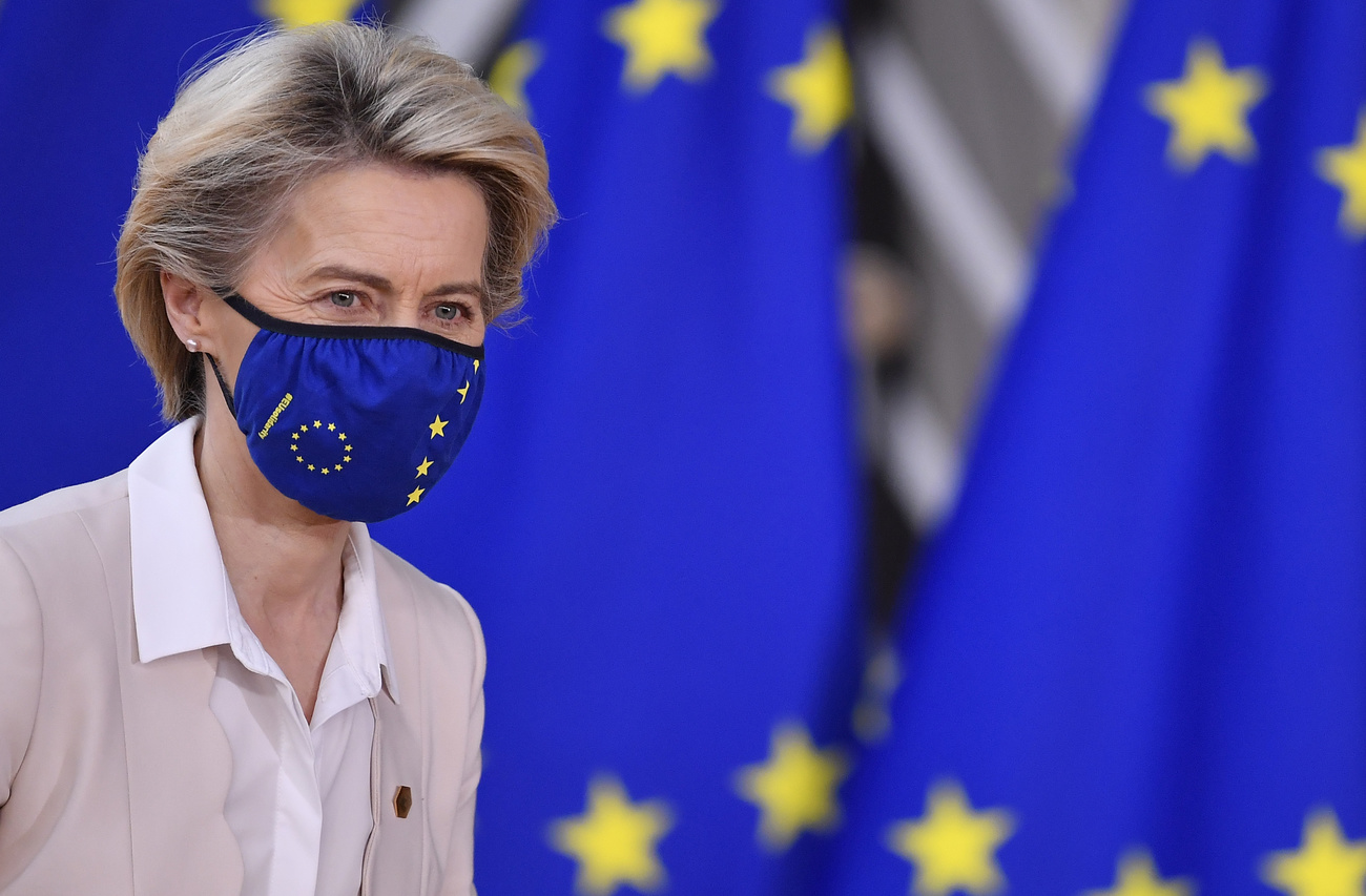 La presidente della Commissione Ue Ursula von der Leyen con mascherina dell Ue.