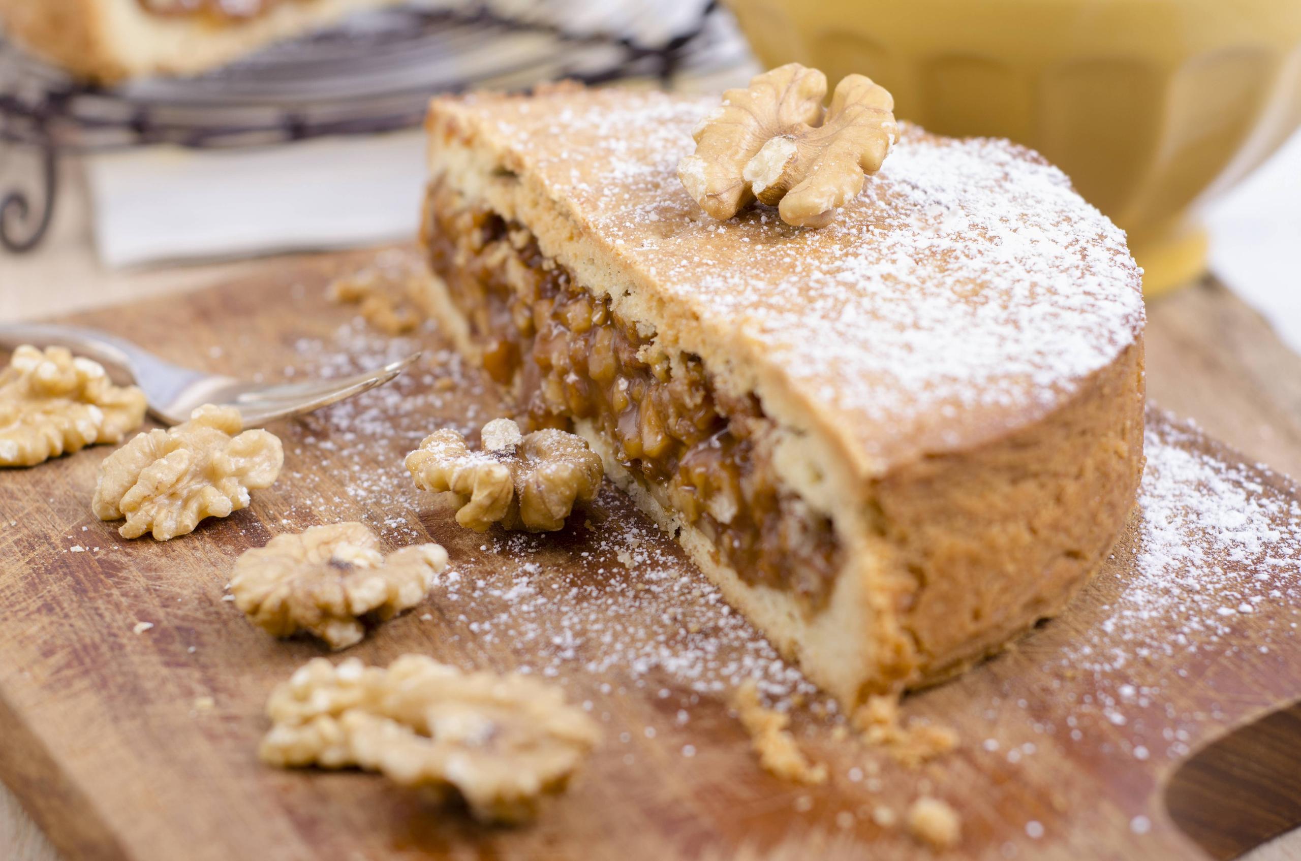 torte esposte nella vetrina di una pasticceria