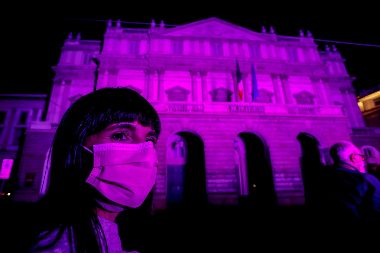 Donna con mascherina all esterno della Scala