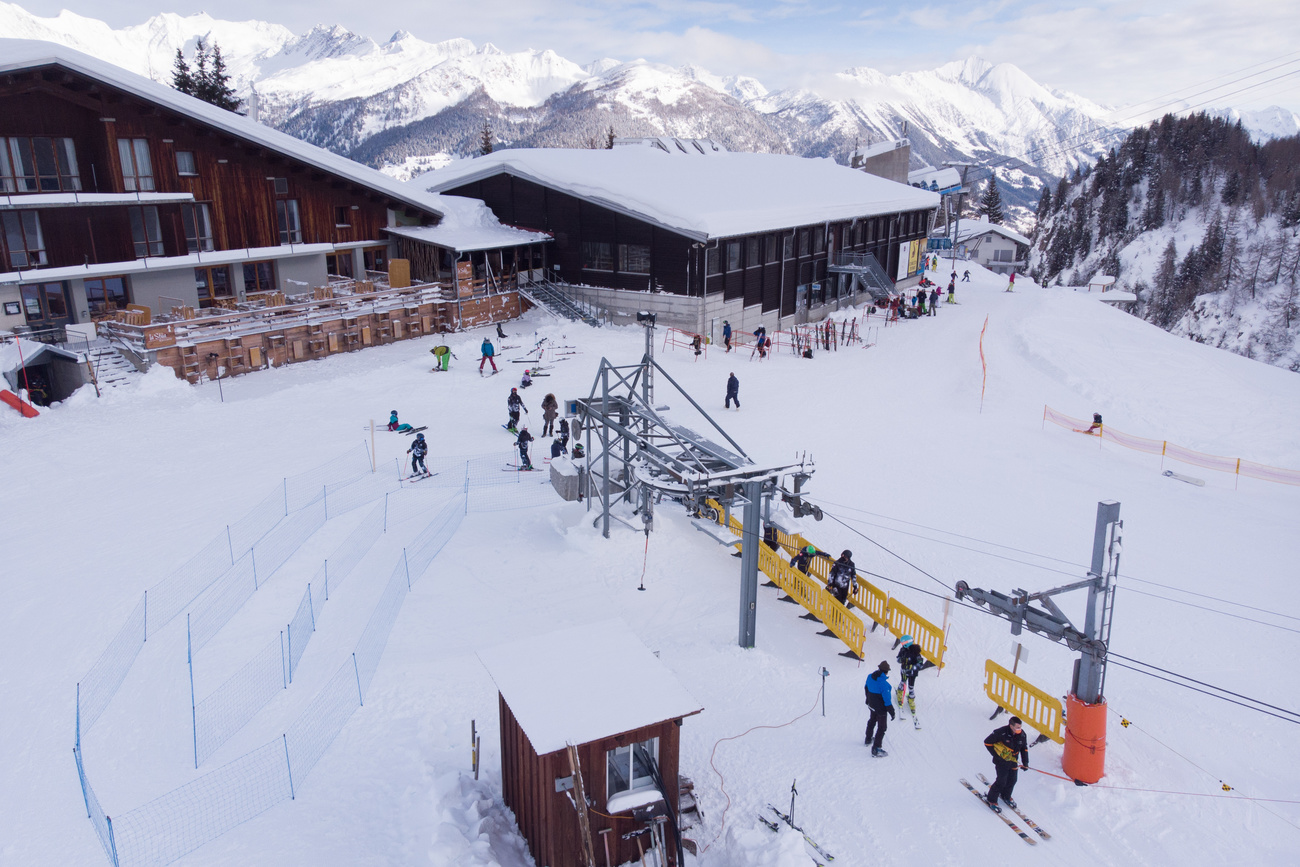 Skieurs masqués à Airolo