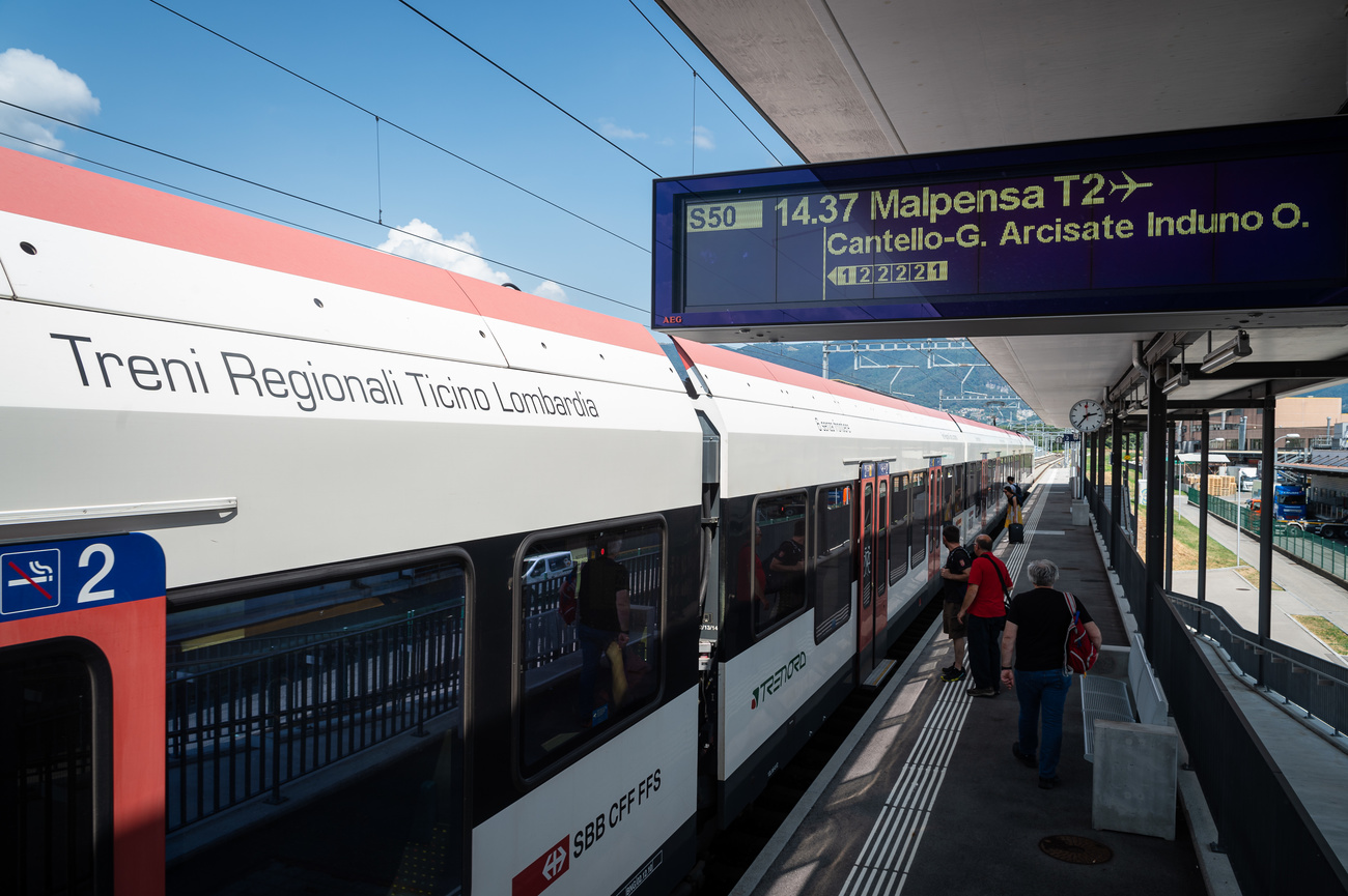 Un treno regionale Ticino-Lombardia (TILO) fermo alla stazione di Malpensa