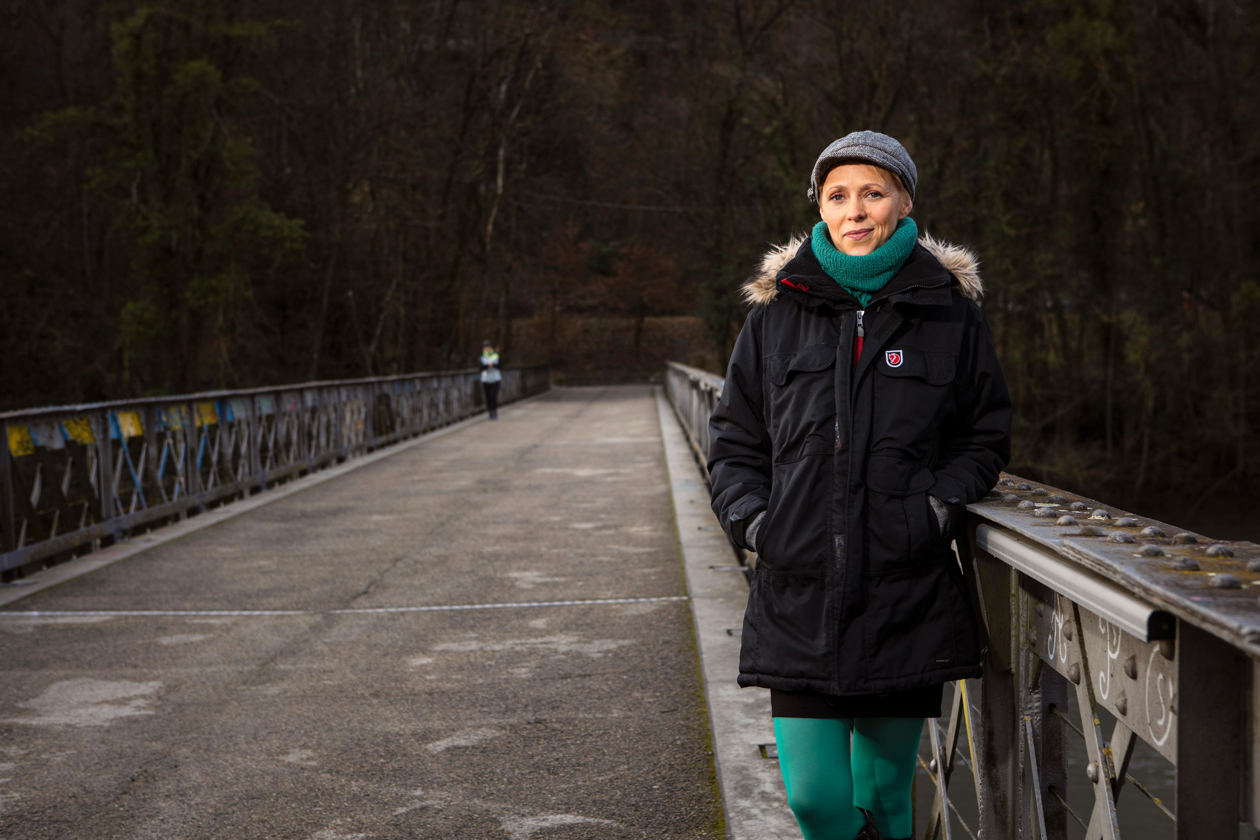 Femme sur un pont