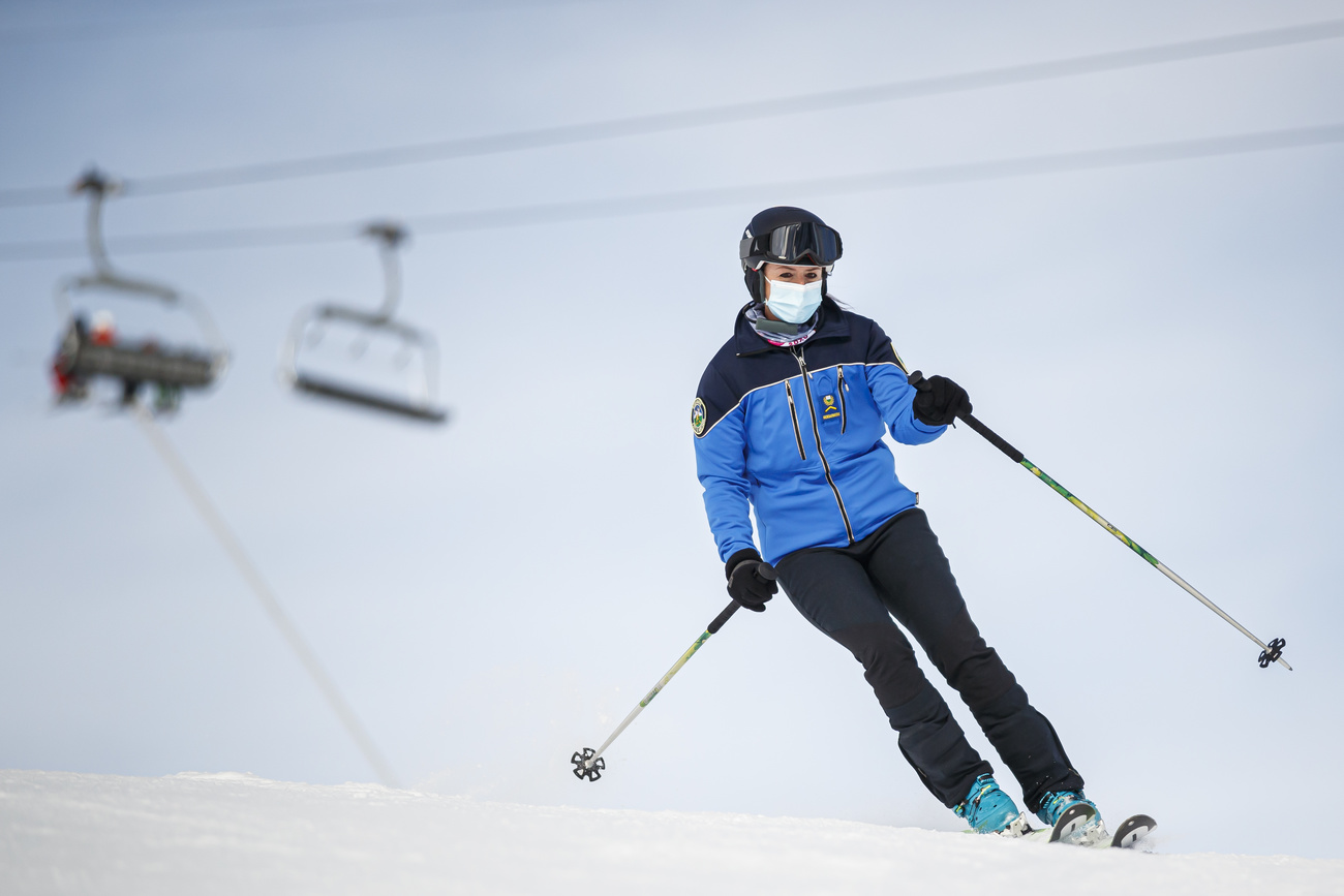 Policewoman on skis, wearing a hygiene mask