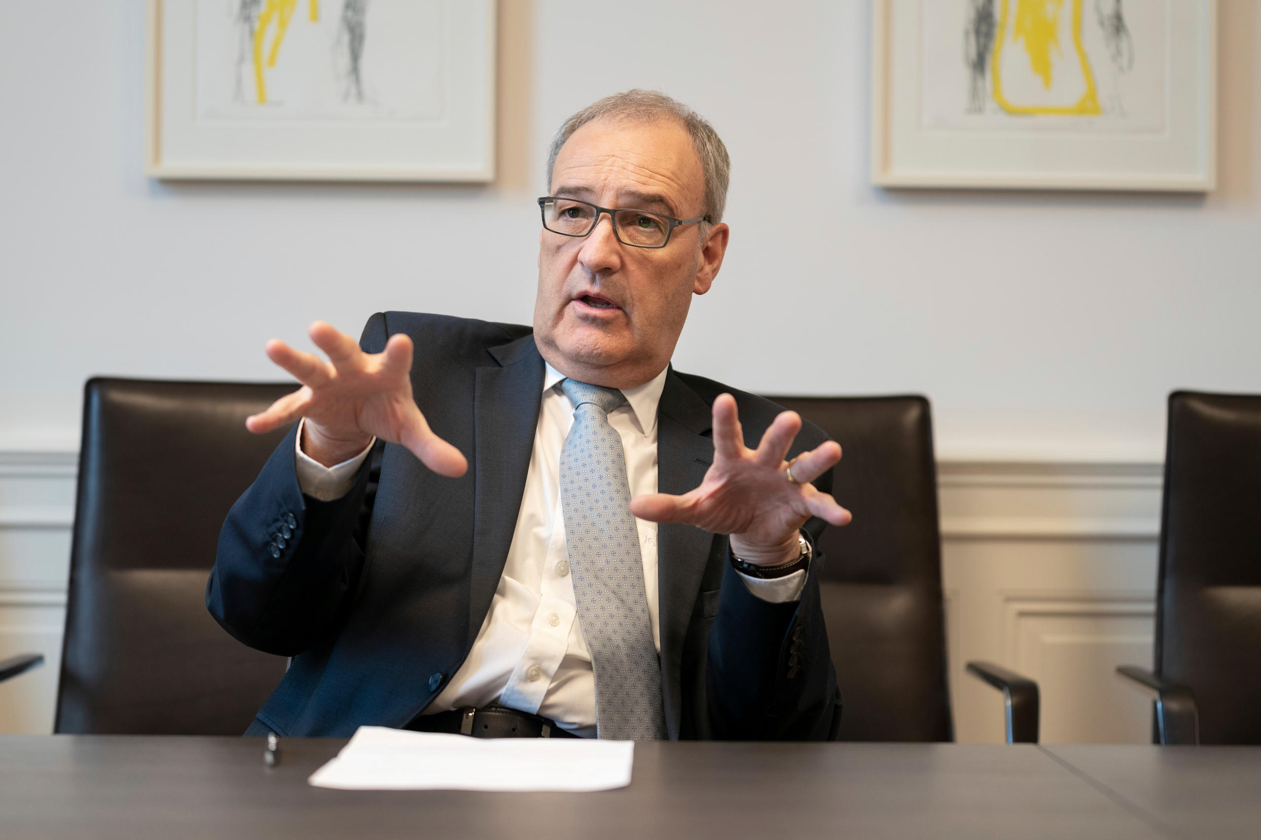 Guy Parmelin an seinem Schreibtisch.