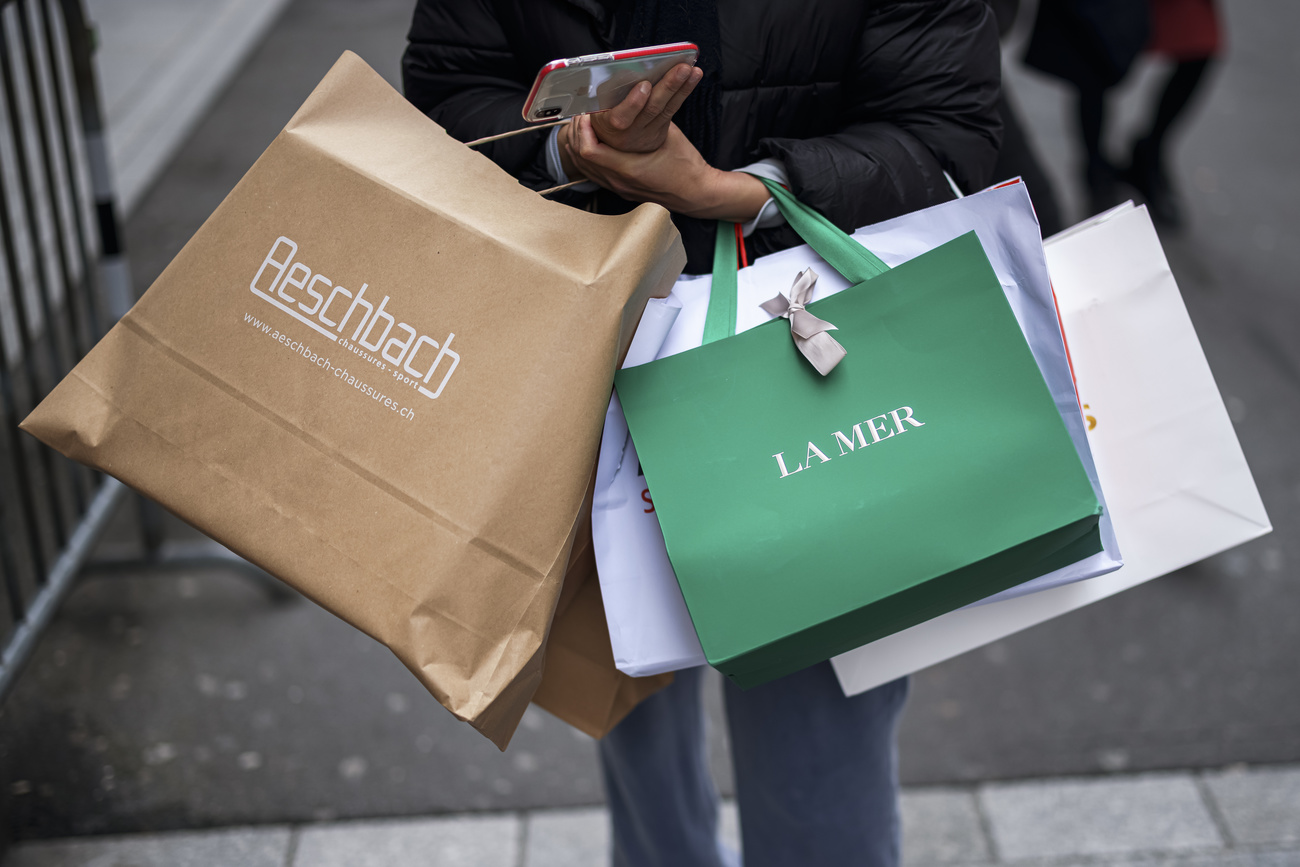 persona con sacchetti in mano