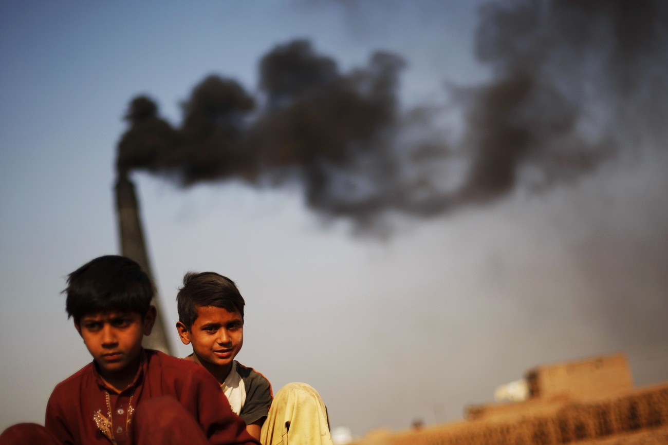 deux enfants devant une usine