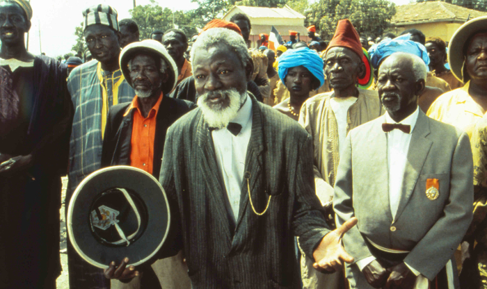 Grupo de africanos reciben a una persona