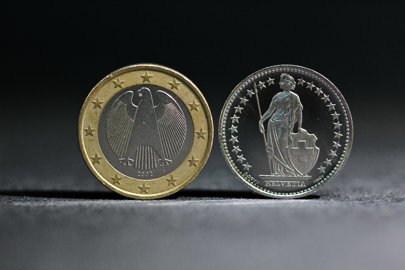 Monedas de un dólar y un franco