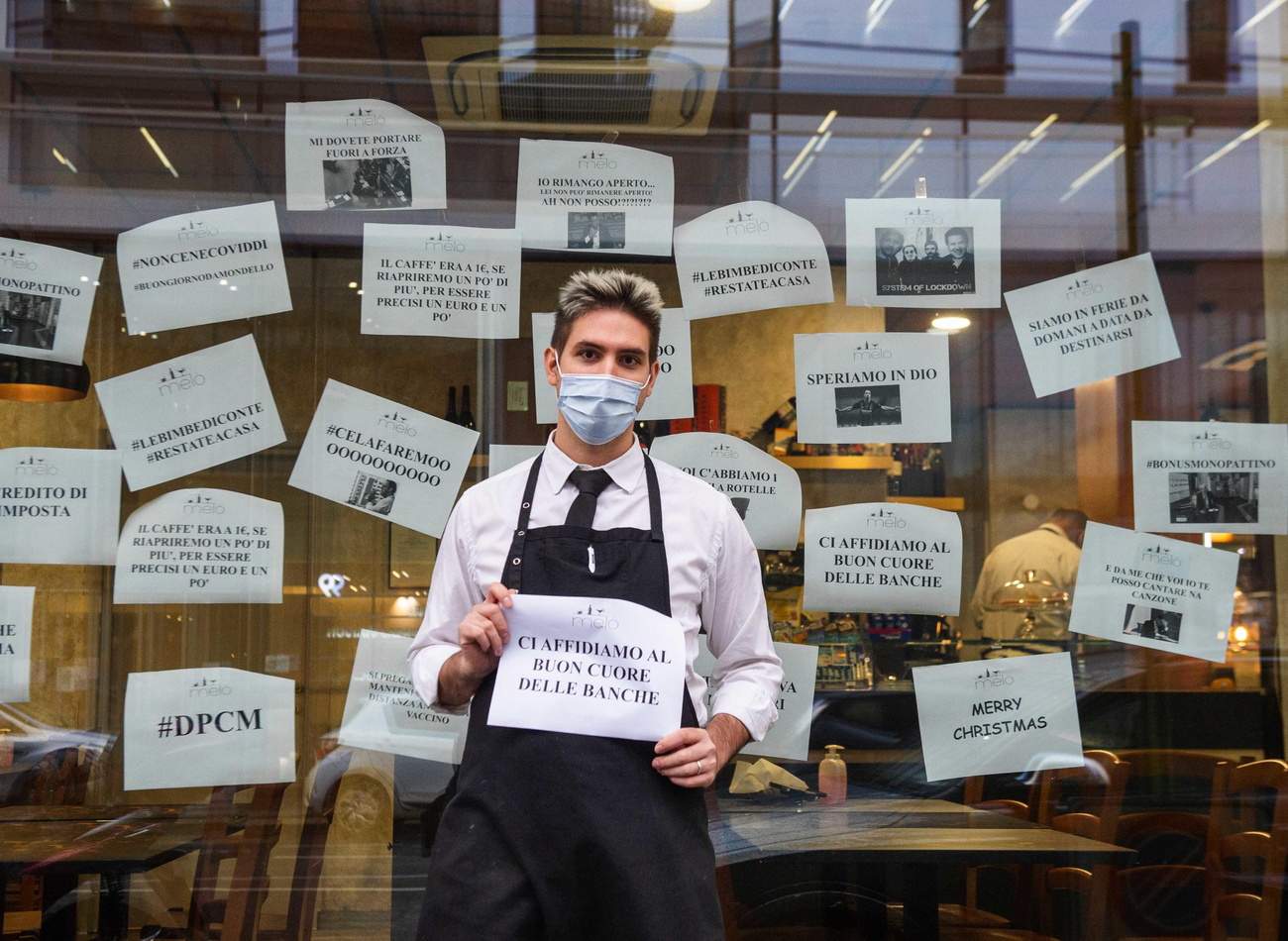 Un ironica protesta di un barista di un noto locale milanese.