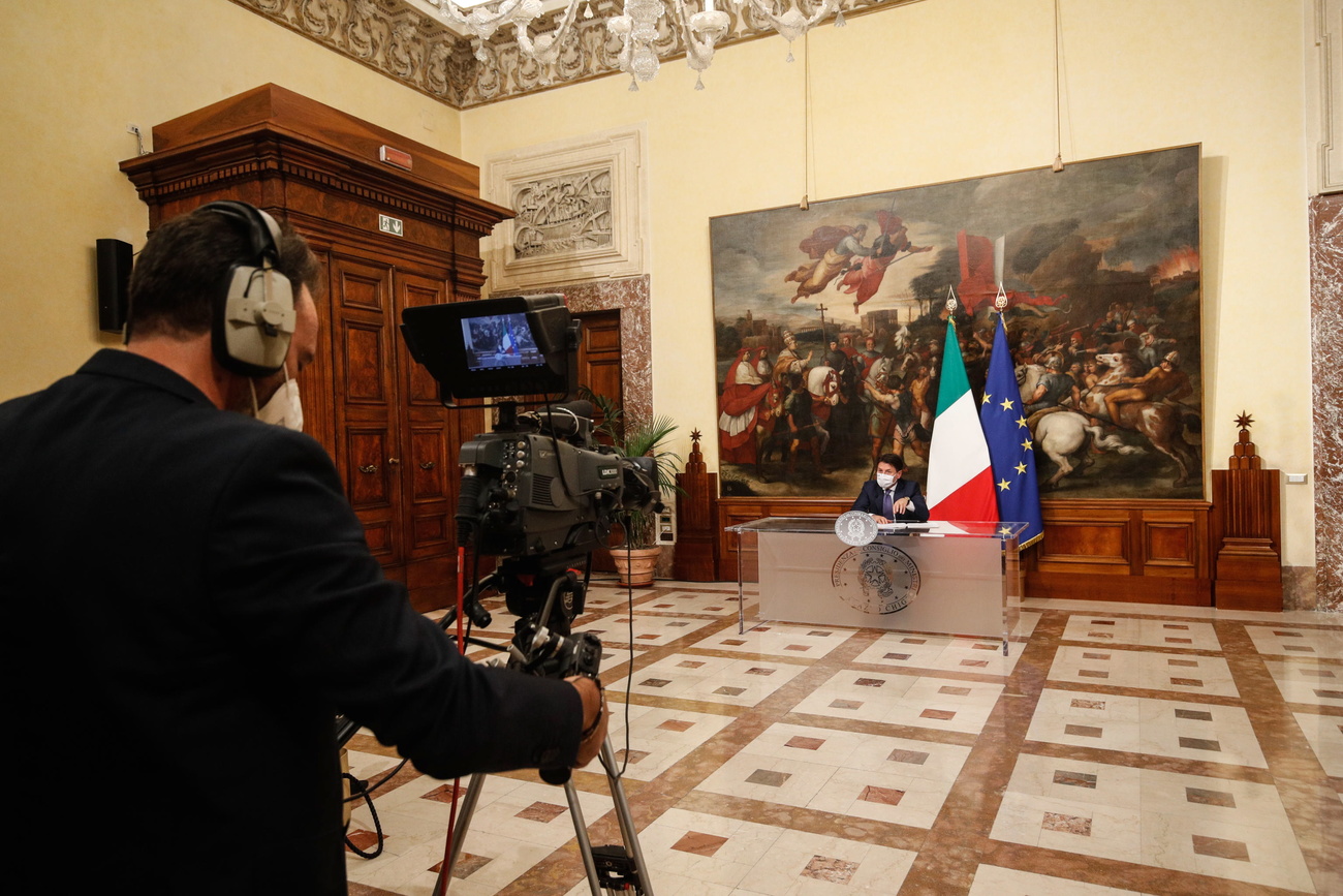 Il premier Conte durante la conferenza stampa sul nuovo Dpcm