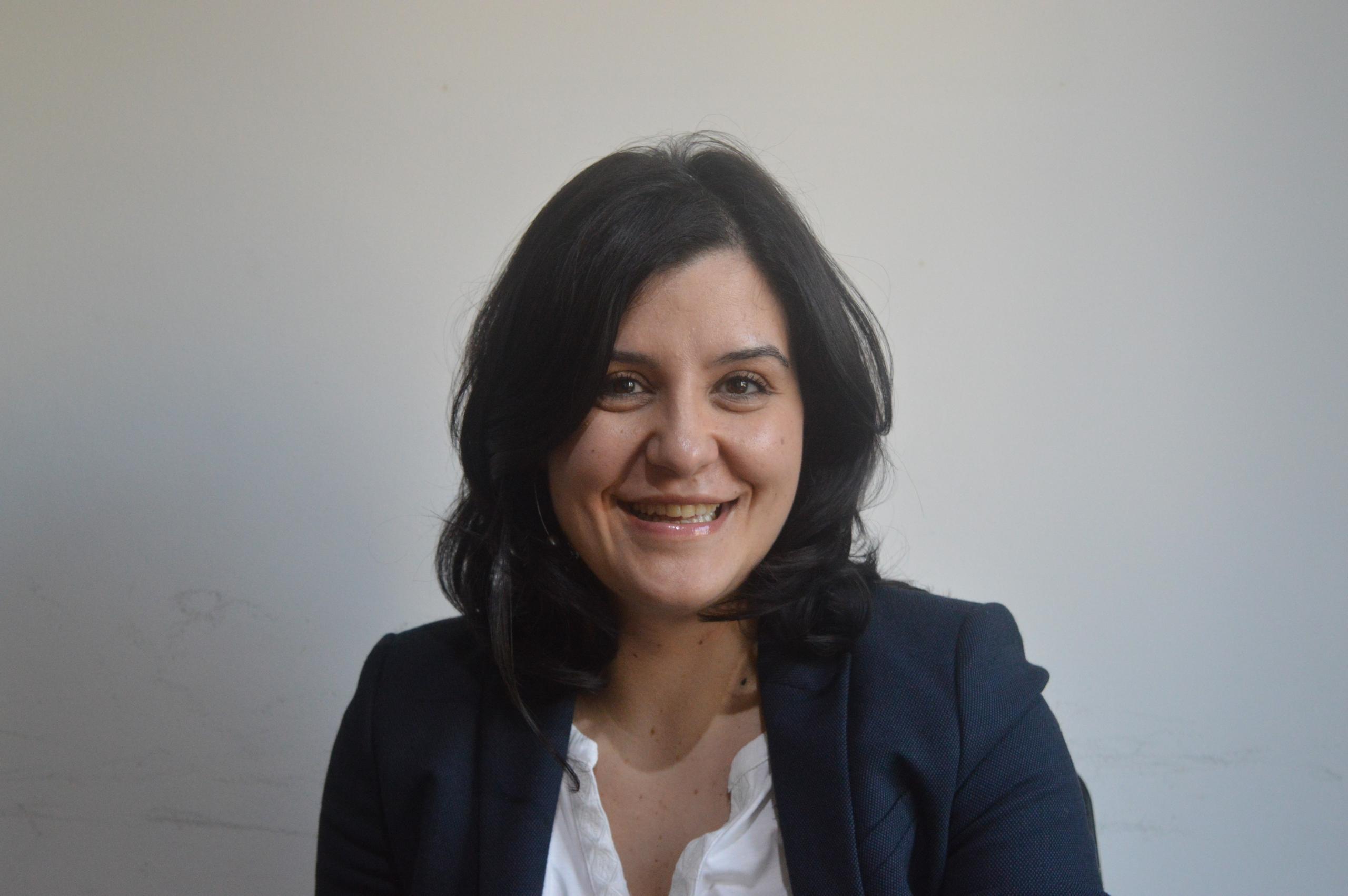 Una mujer sonríe a cámara