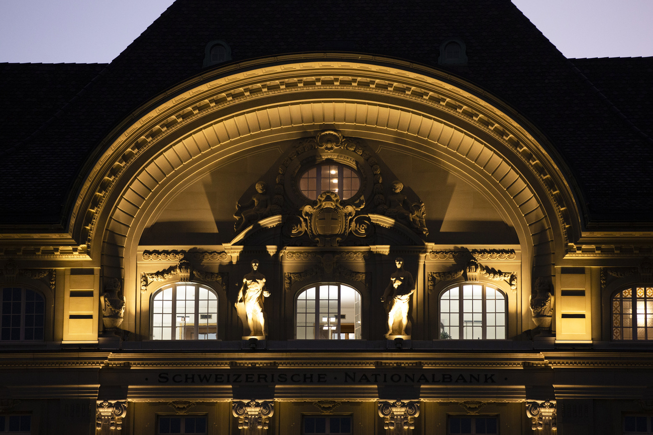 Fachada del Banco Nacional Suizo al atardecer