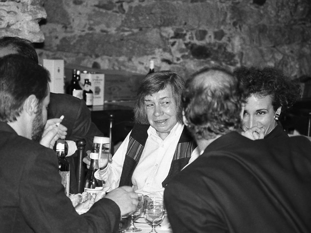 Patricia Highsmith (1921-1995) in a restaurant in Locarno during the film festival in 1988.