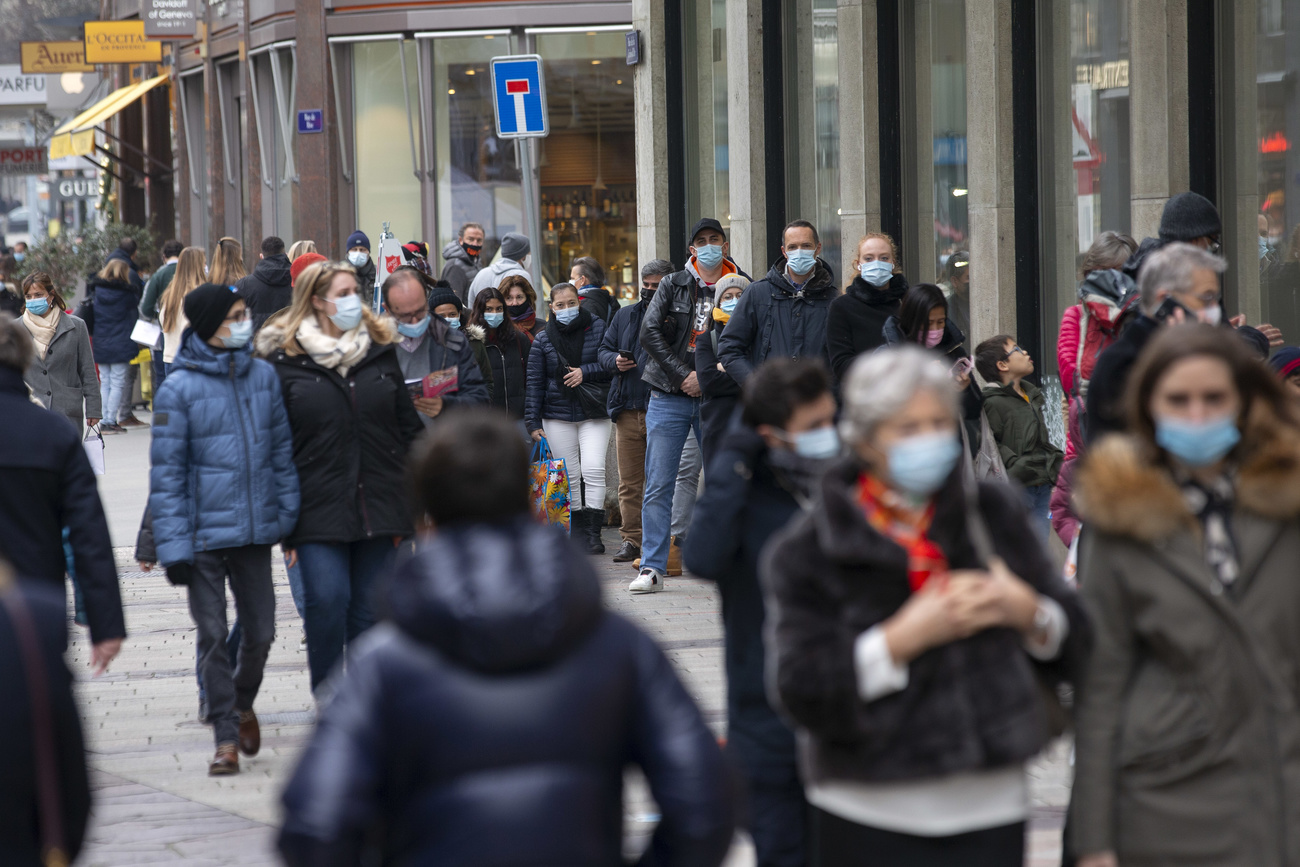 Passanti per le vie del centro a Ginevra.