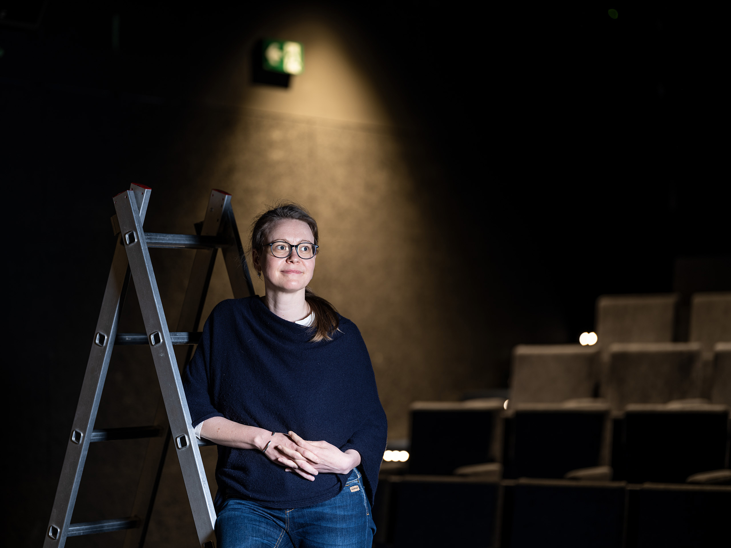 Porträt der jungen Frau im Theaterlicht