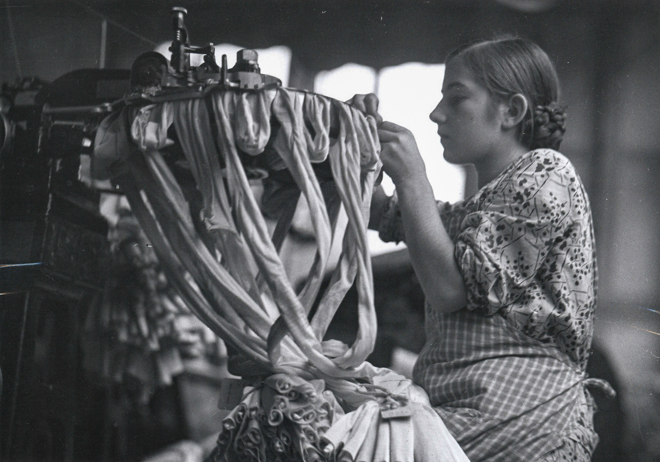 Jovencita trabajando en una fábrica textil.