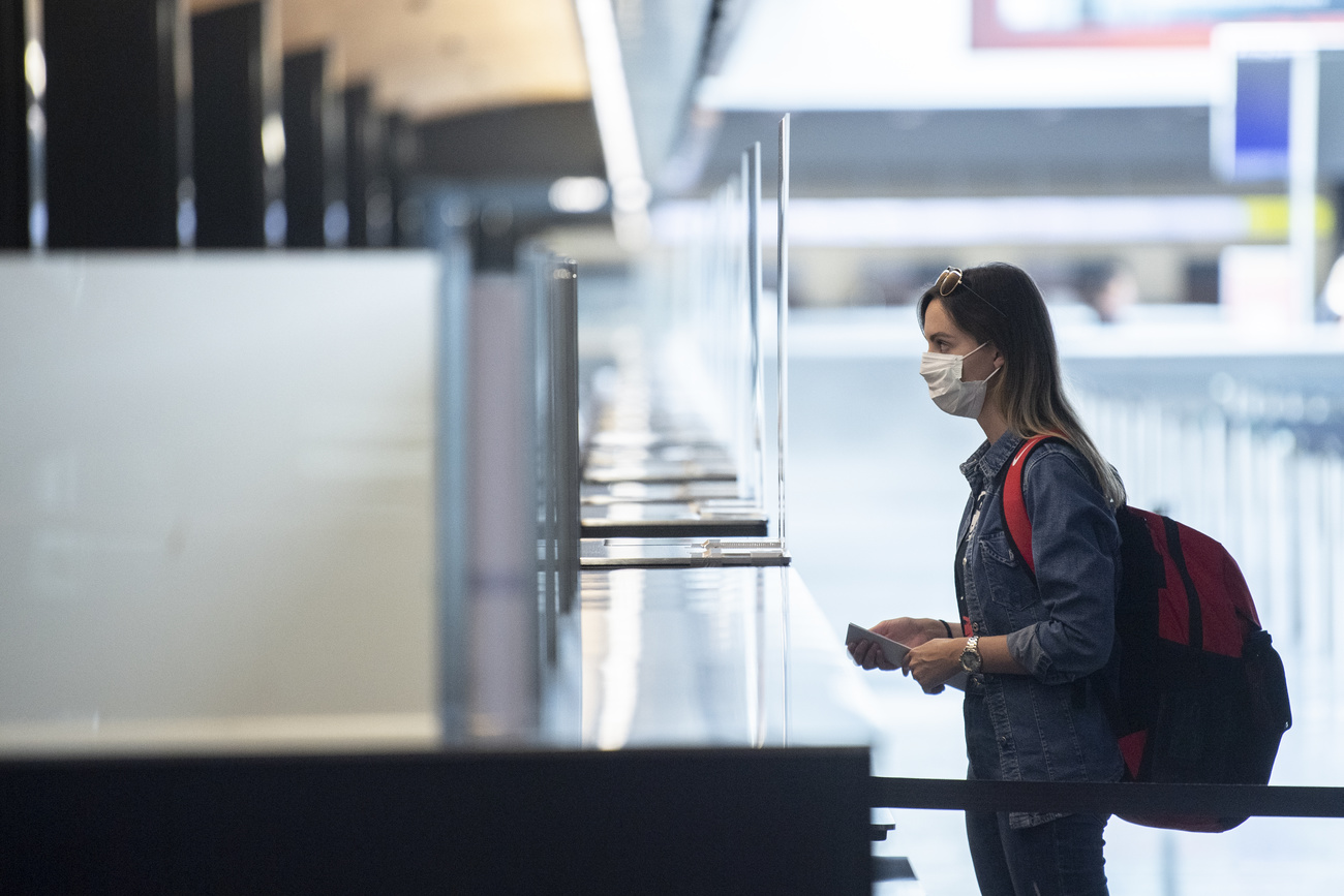 Una pasajera se registra ante una ventanilla del Aeropuerto de Zúrich