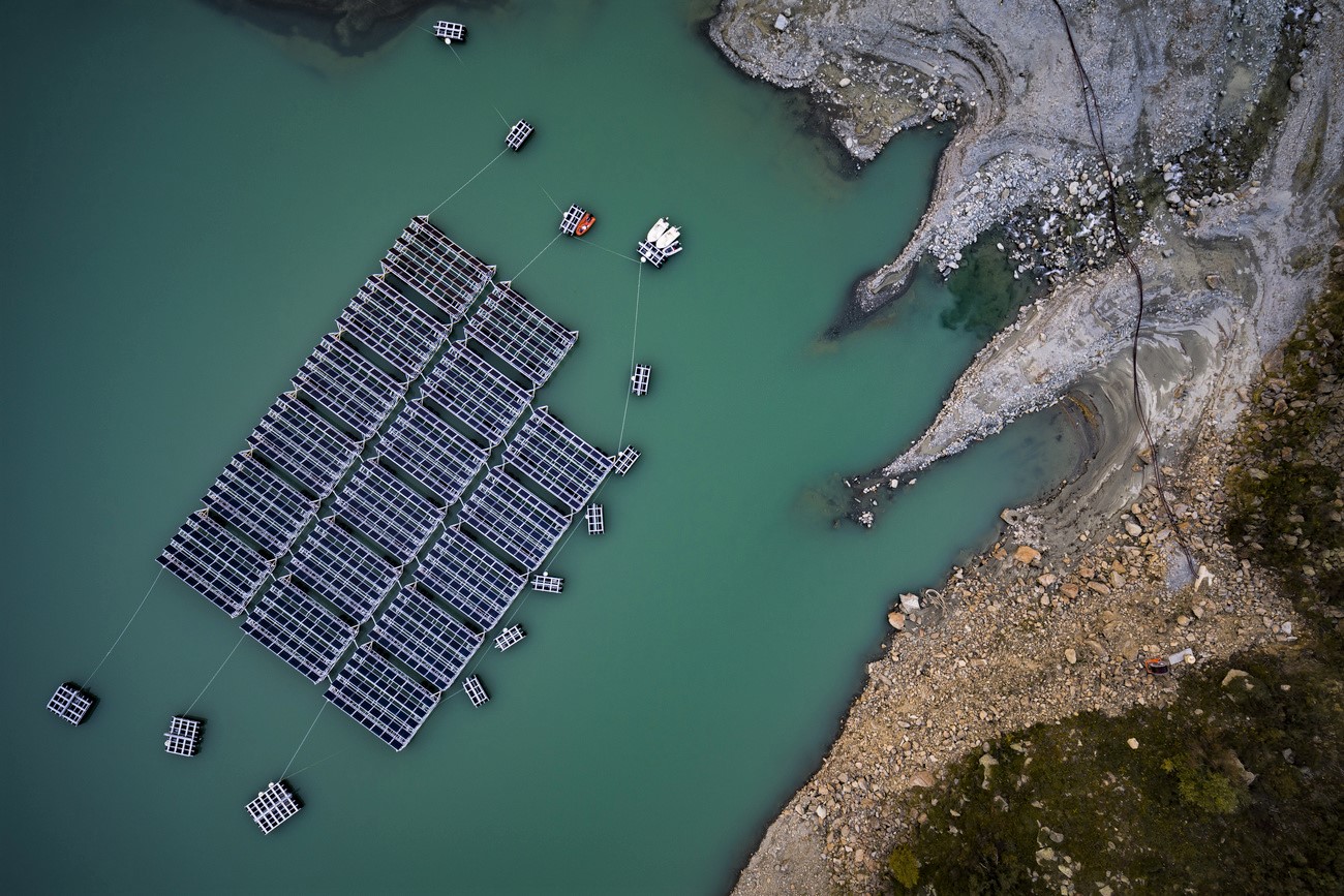 Schwimmende Solarpaneele auf einem See