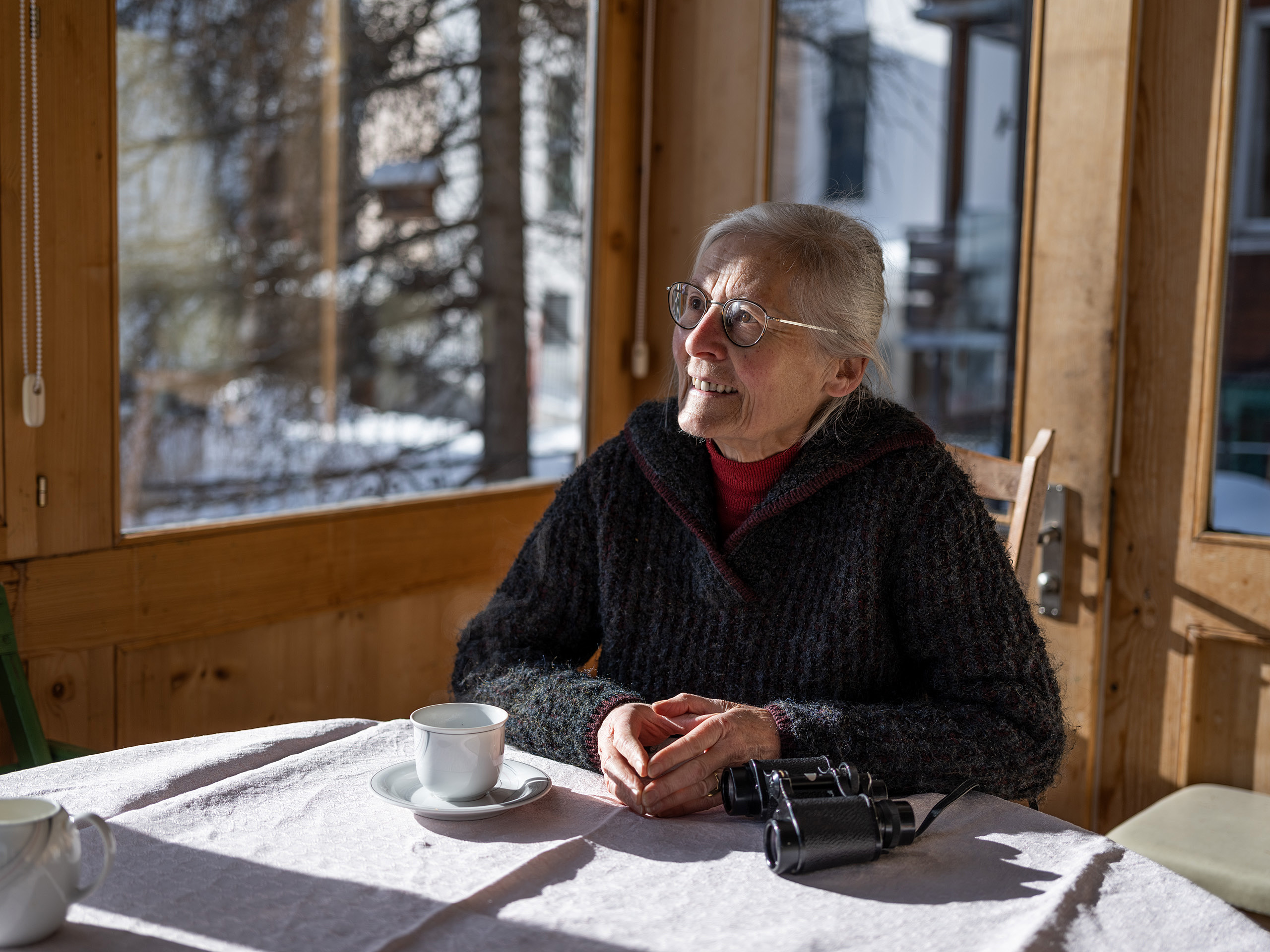 Ältere Dame am Tisch