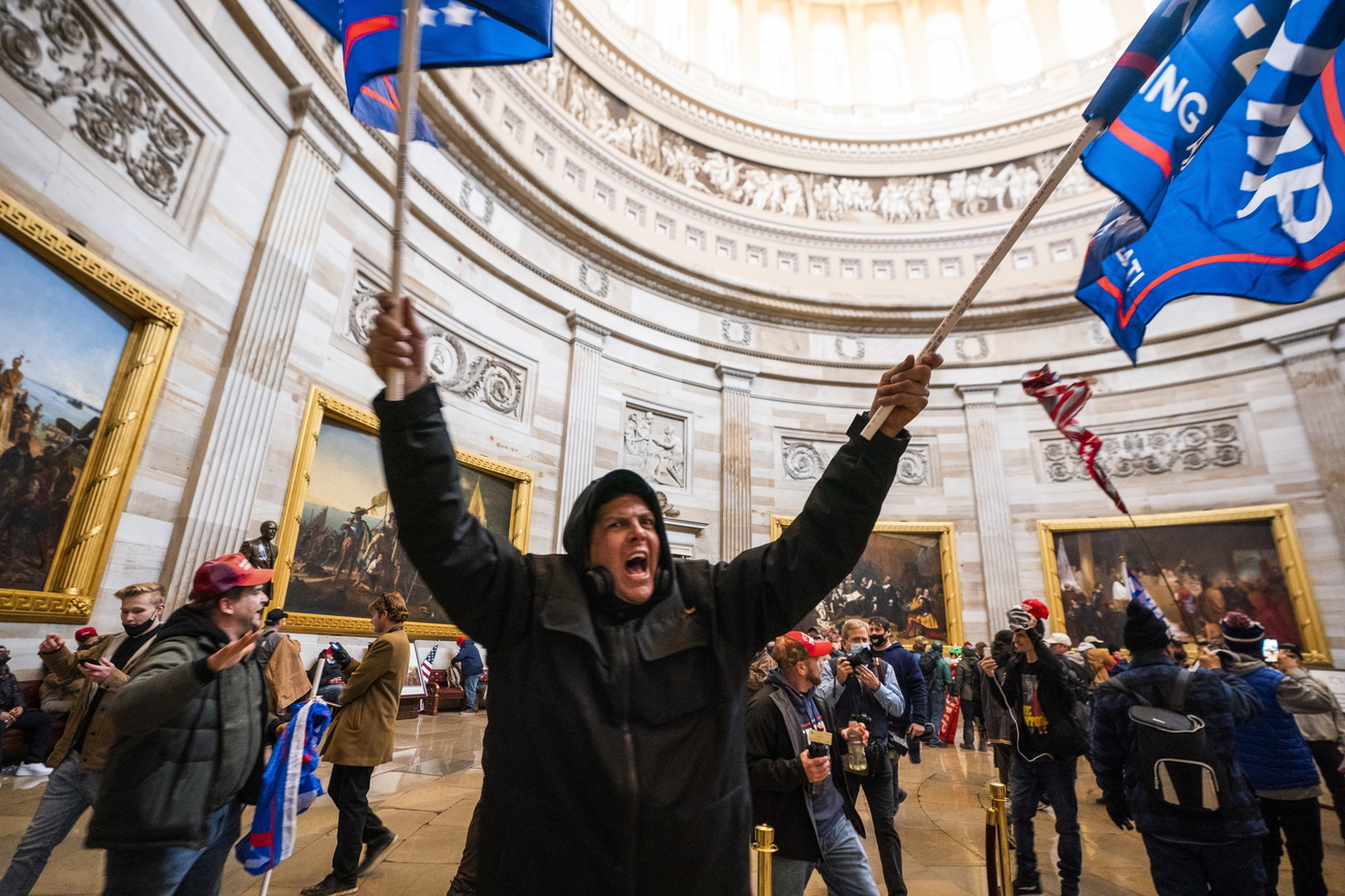 Partidarios de Trump  al interior del Capitolio. 