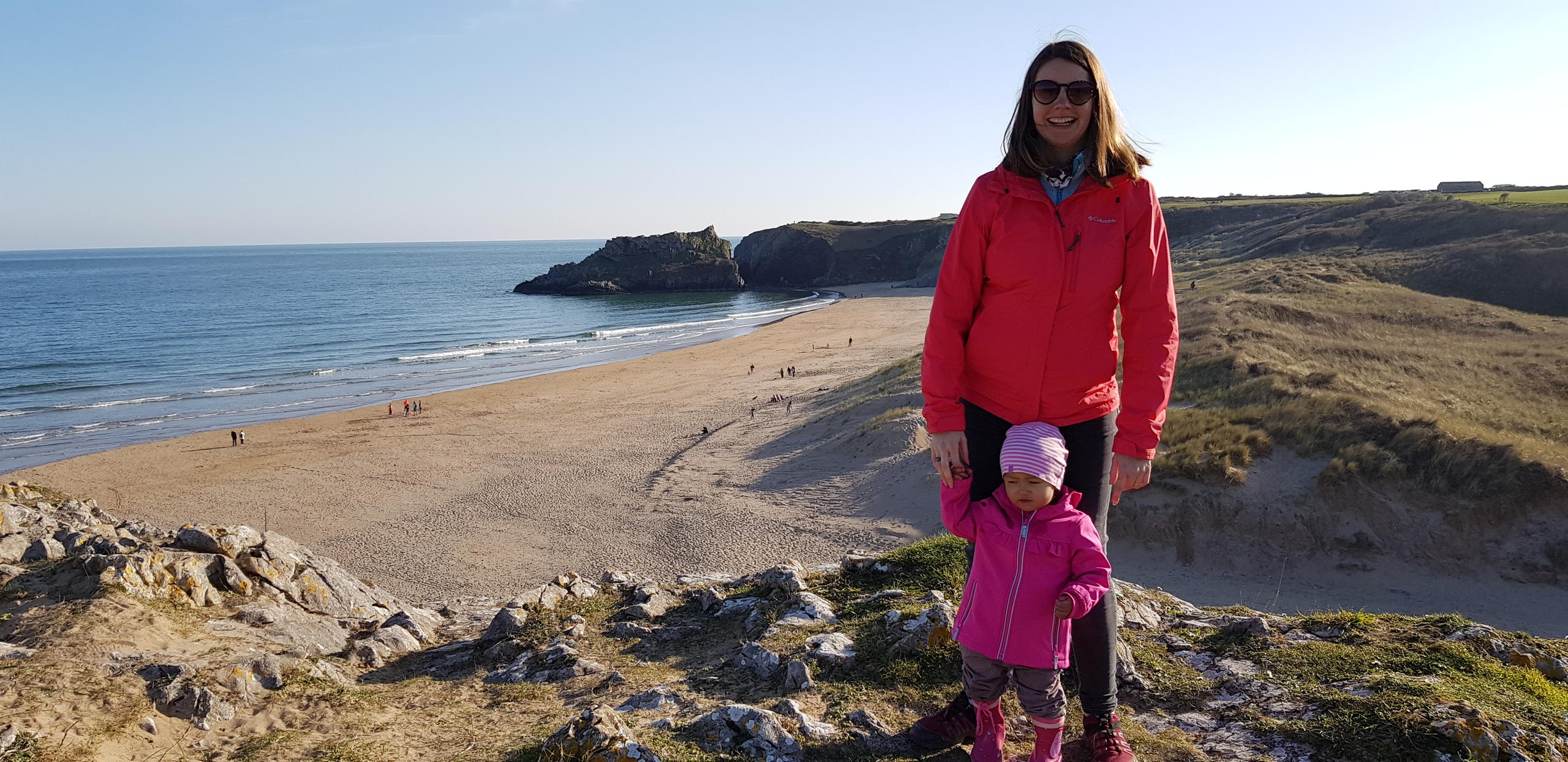 Une femme et un enfant sur une plage