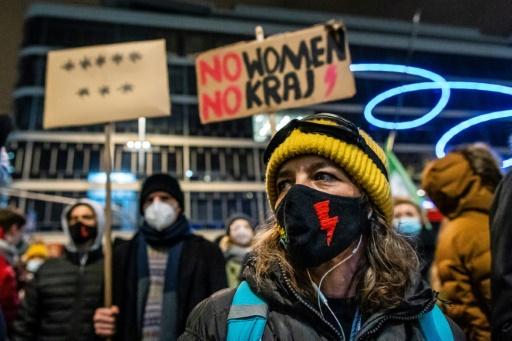 Miles de manifestantes en Polonia contra la casi prohibición del aborto ...