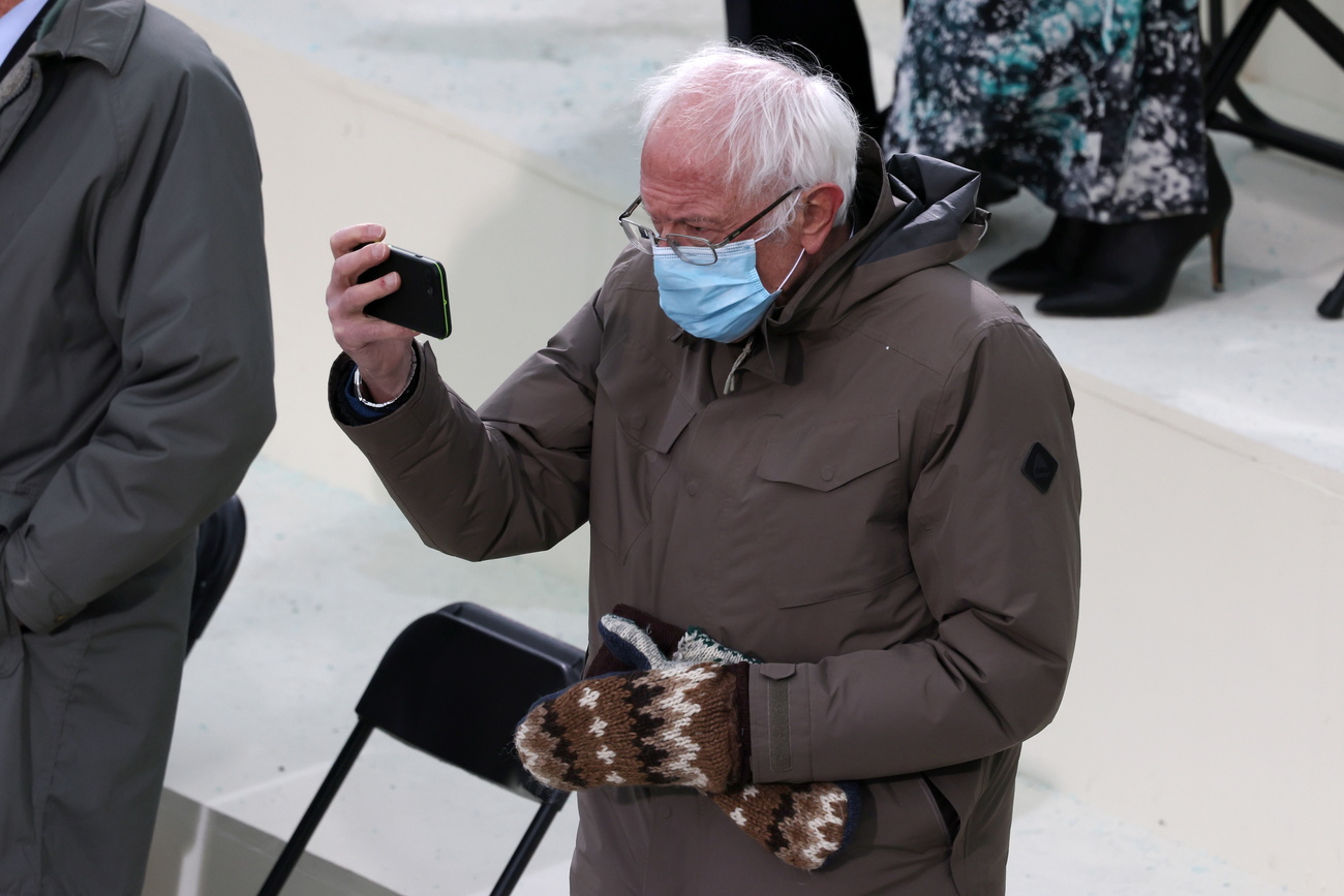 Sanders e i suoi guanti durante la cerimonia di insediamento di Joe Biden
