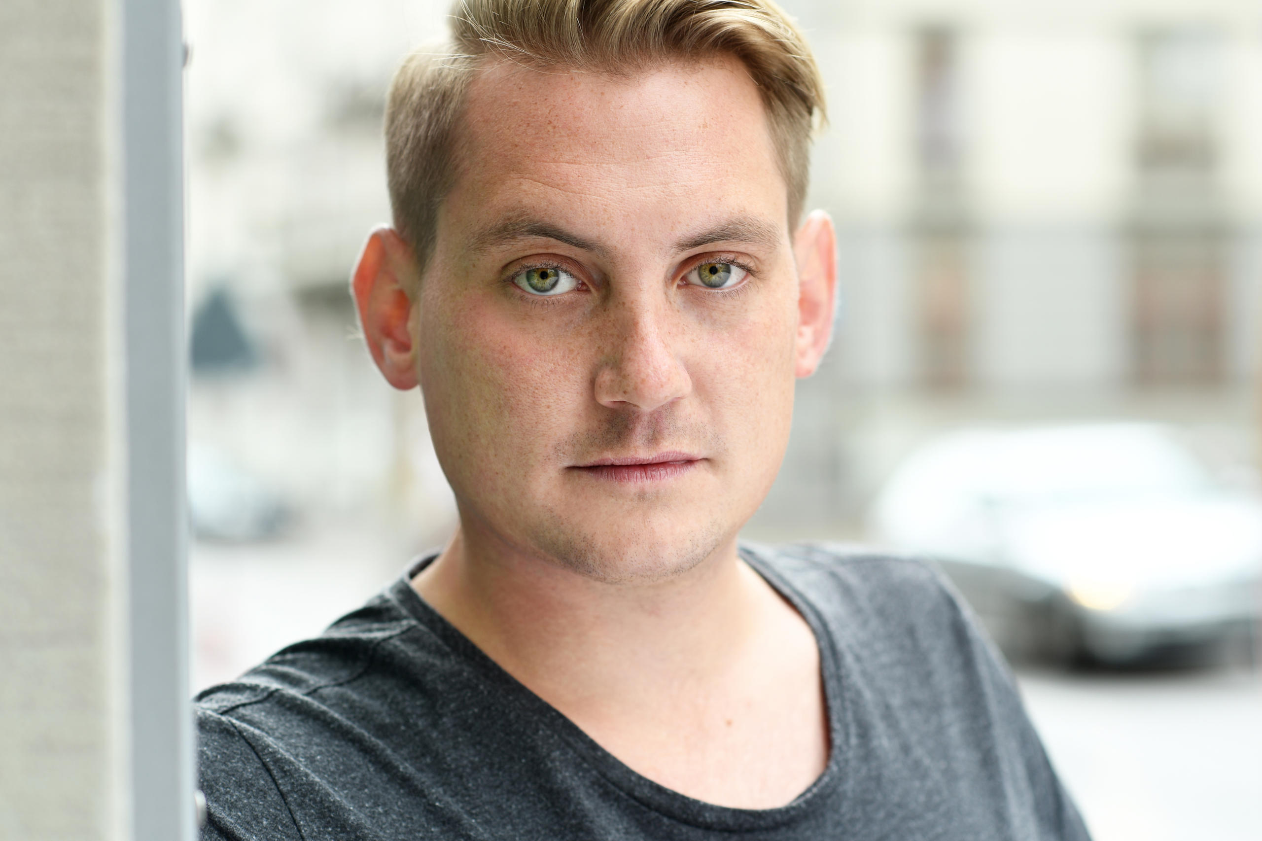 Portrait d homme en T-shirt.