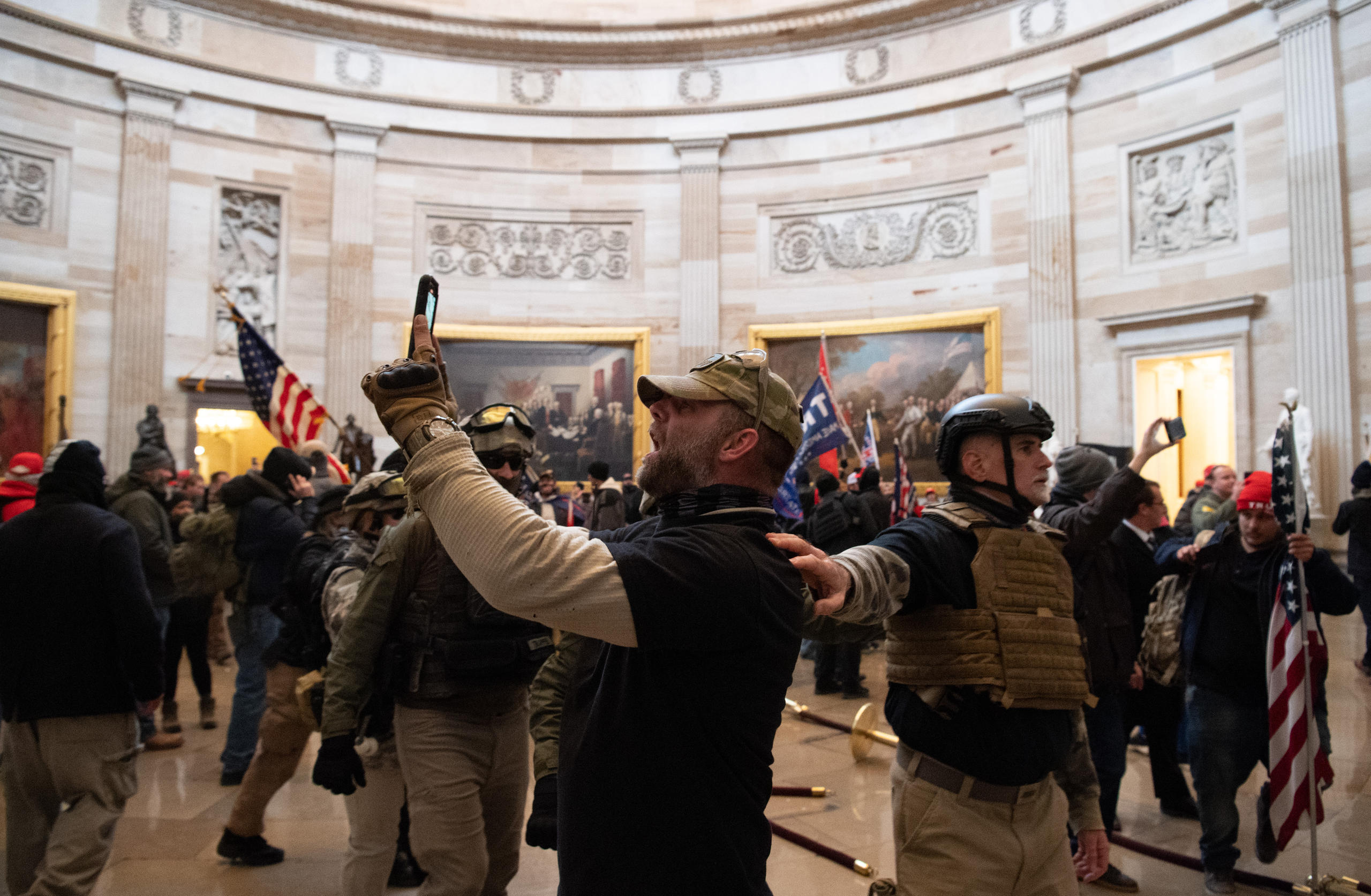 米連邦議事堂内で抗議するトランプ前大統領の支持者たち