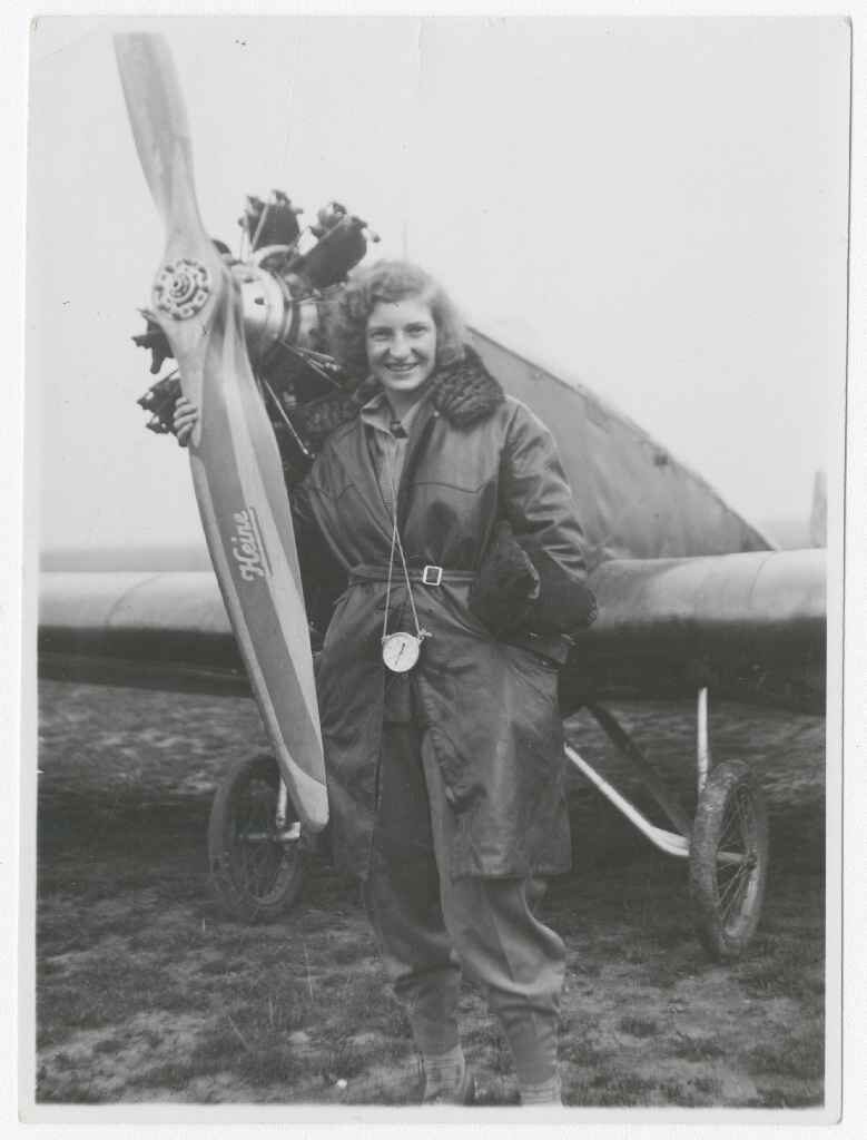 Frau vor Flugzeug