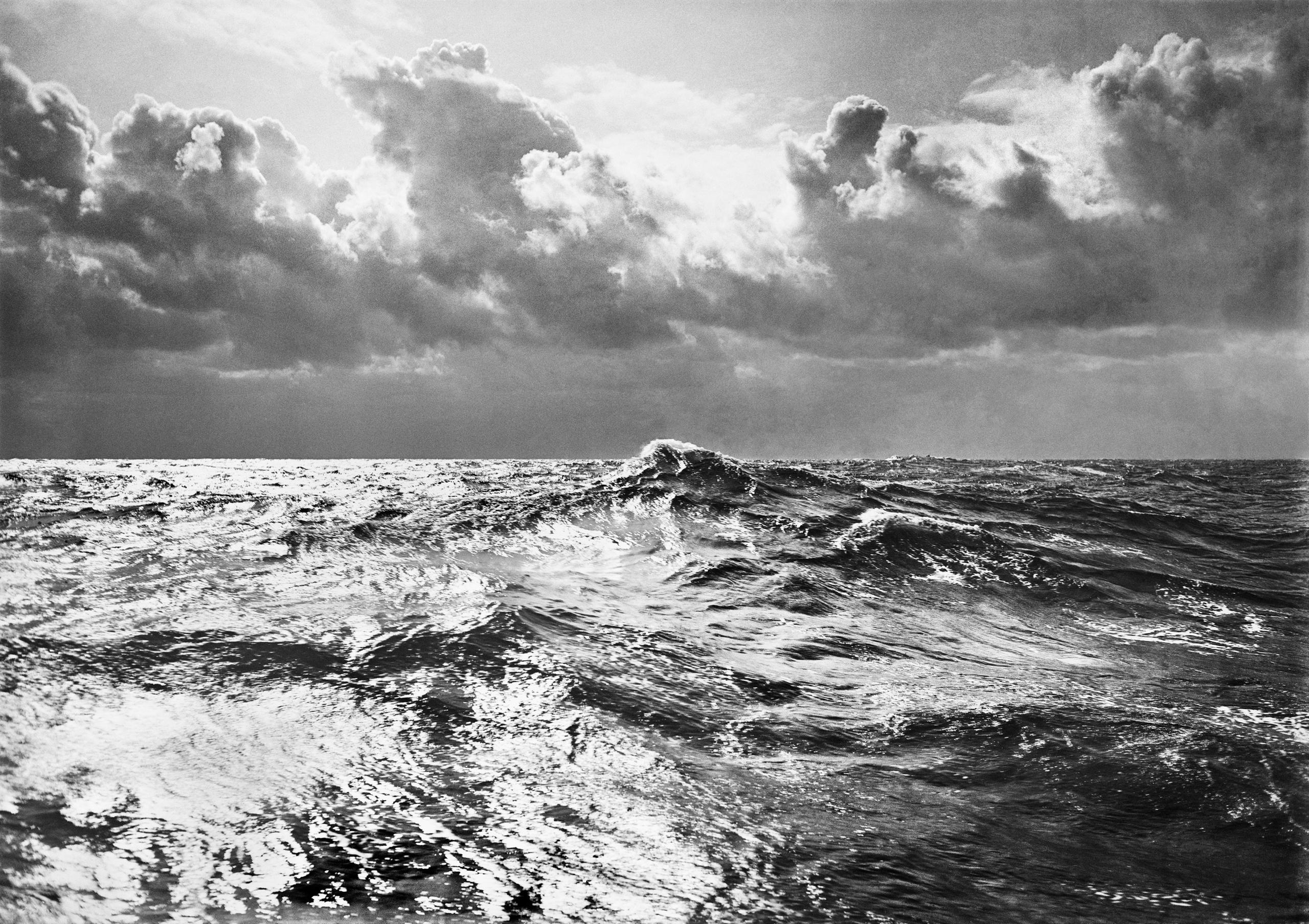 صورة بالأبيض والأسود لأمواج متلاطمة وسماء مغيمة