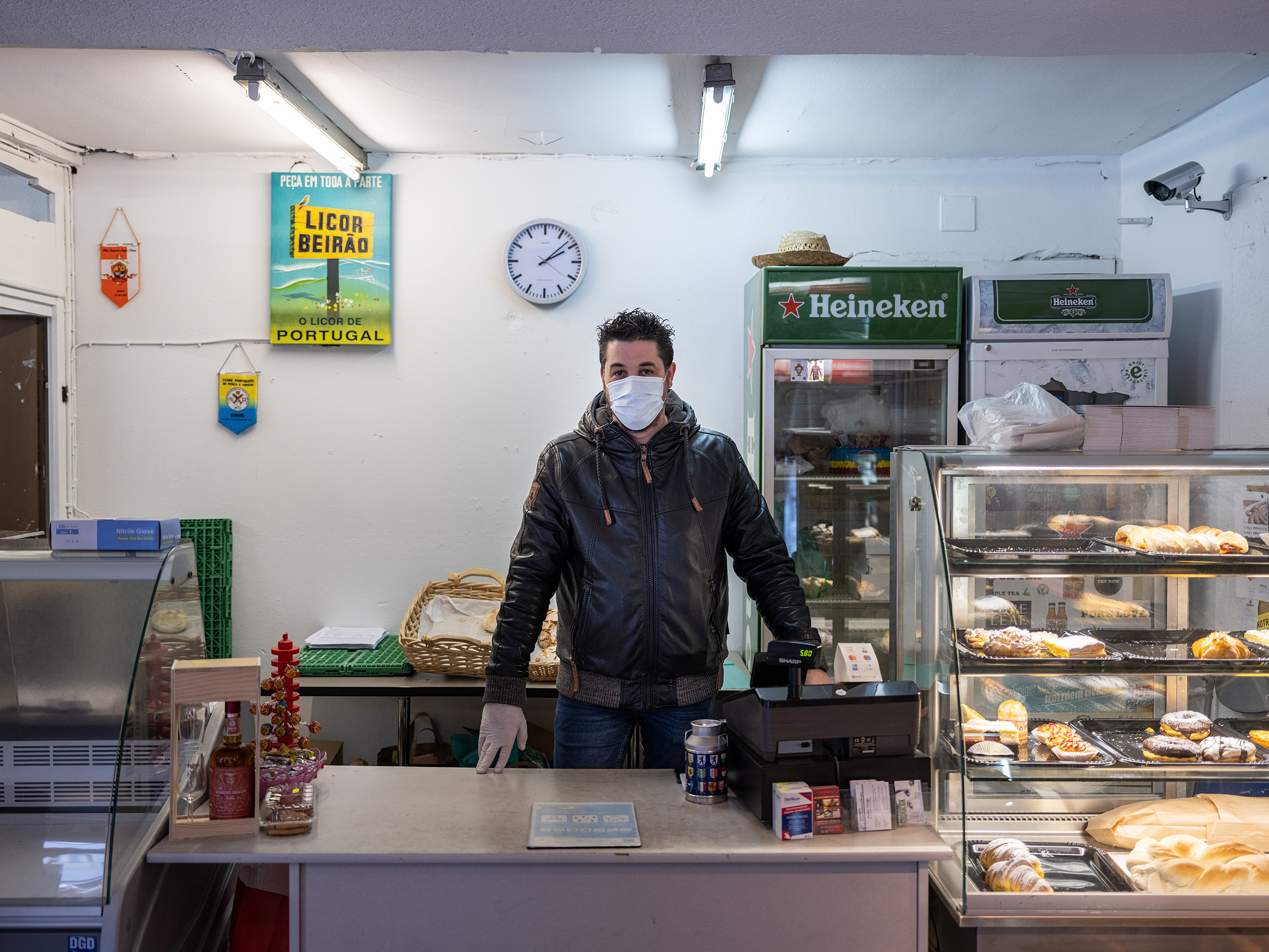 Porträt mit Maske im Laden